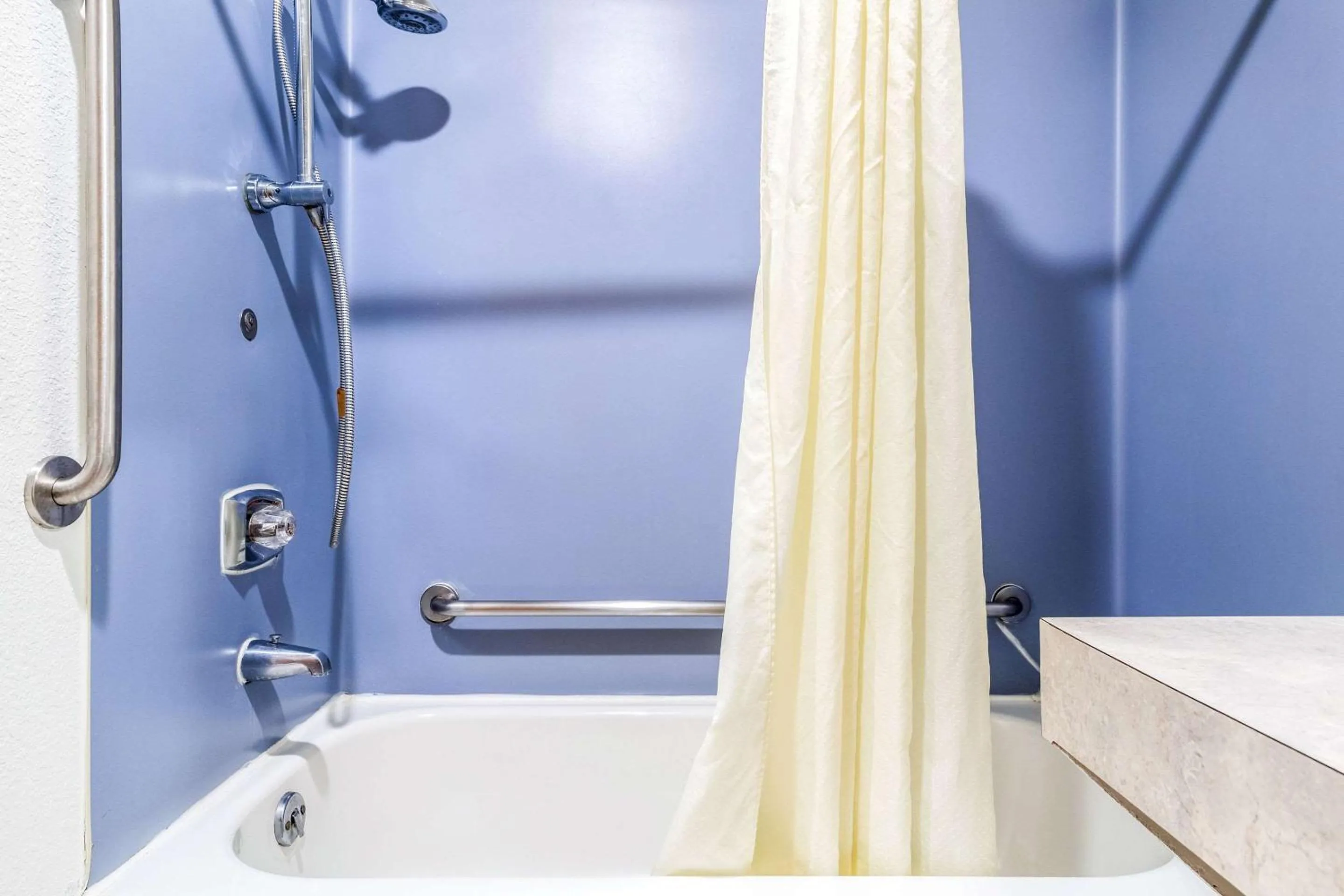 Bedroom in Rodeway Inn Enumclaw Mount Rainier-Crystal Mountain Area