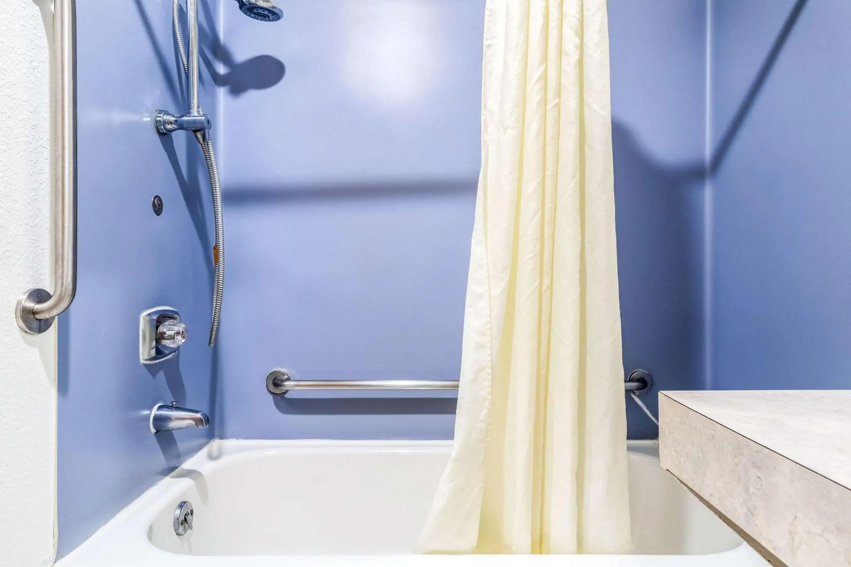 Bedroom in Rodeway Inn Enumclaw Mount Rainier-Crystal Mountain Area Bedroom in Rodeway Inn Enumclaw Mount Rainier-Crystal Mountain Area