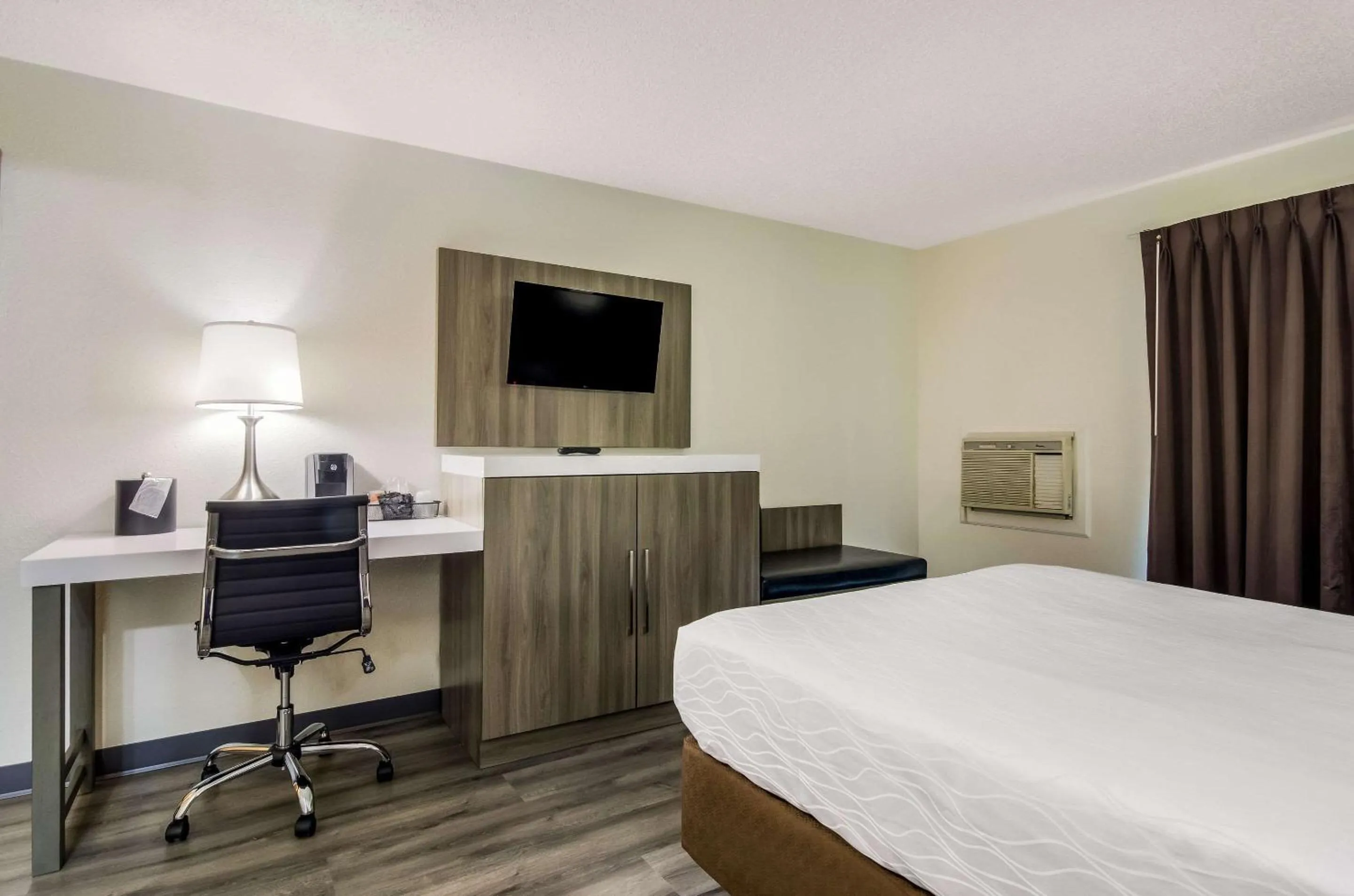 Bedroom, Bed in Rodeway Inn Enumclaw Mount Rainier-Crystal Mountain Area