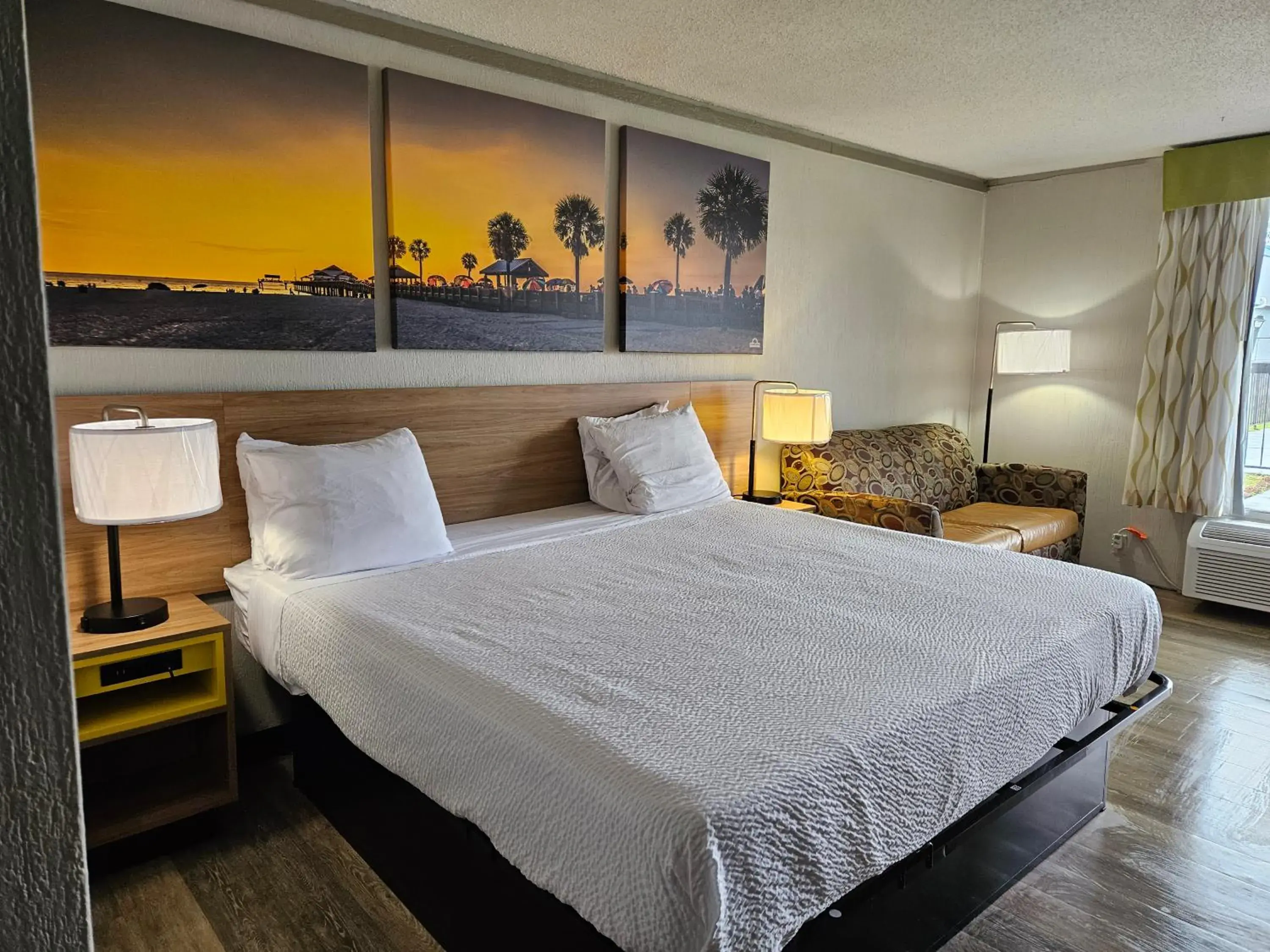 Bed in Days Inn by Wyndham Washington Bed in Days Inn by Wyndham Washington