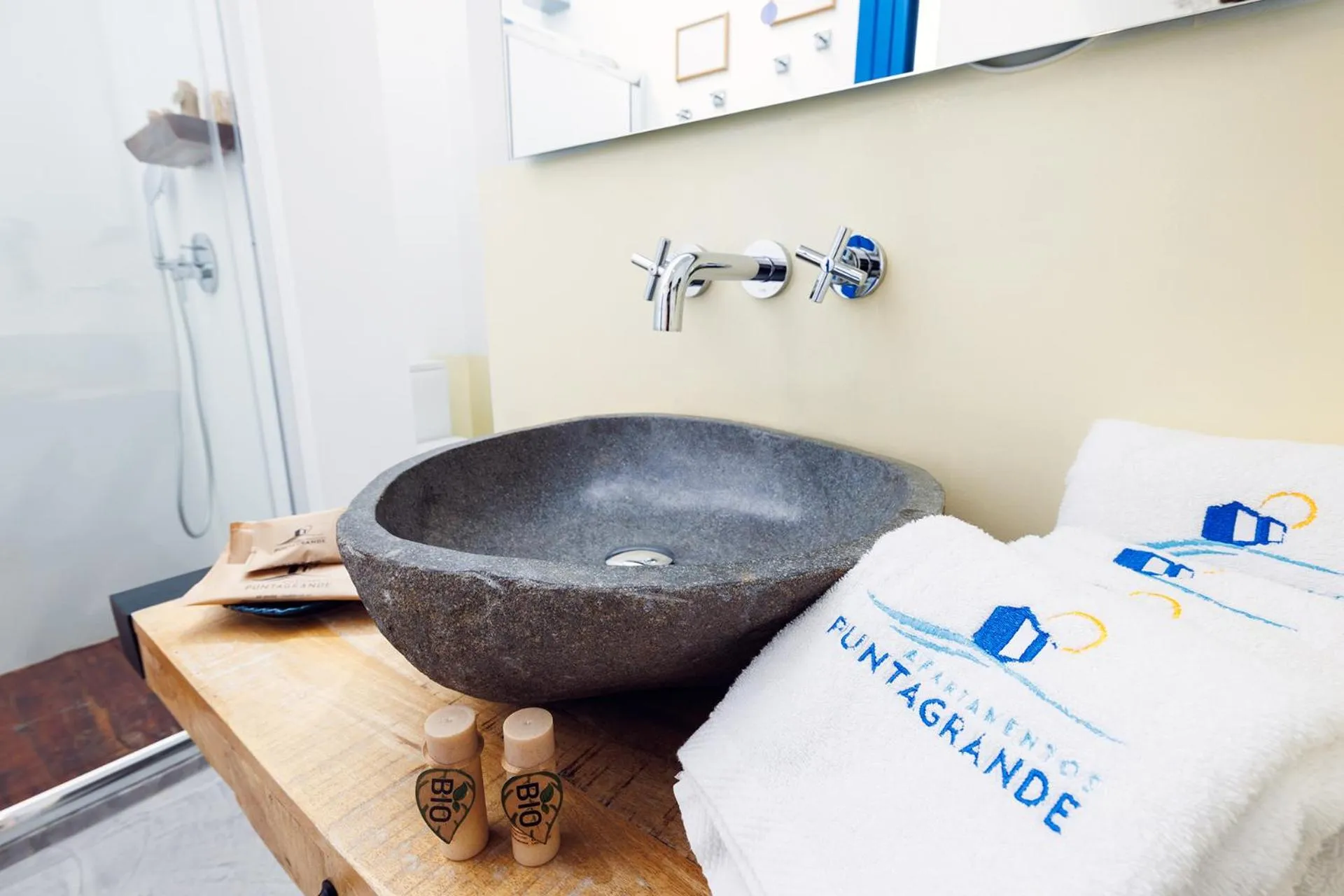 Bathroom, Bed in Hotel Puntagrande