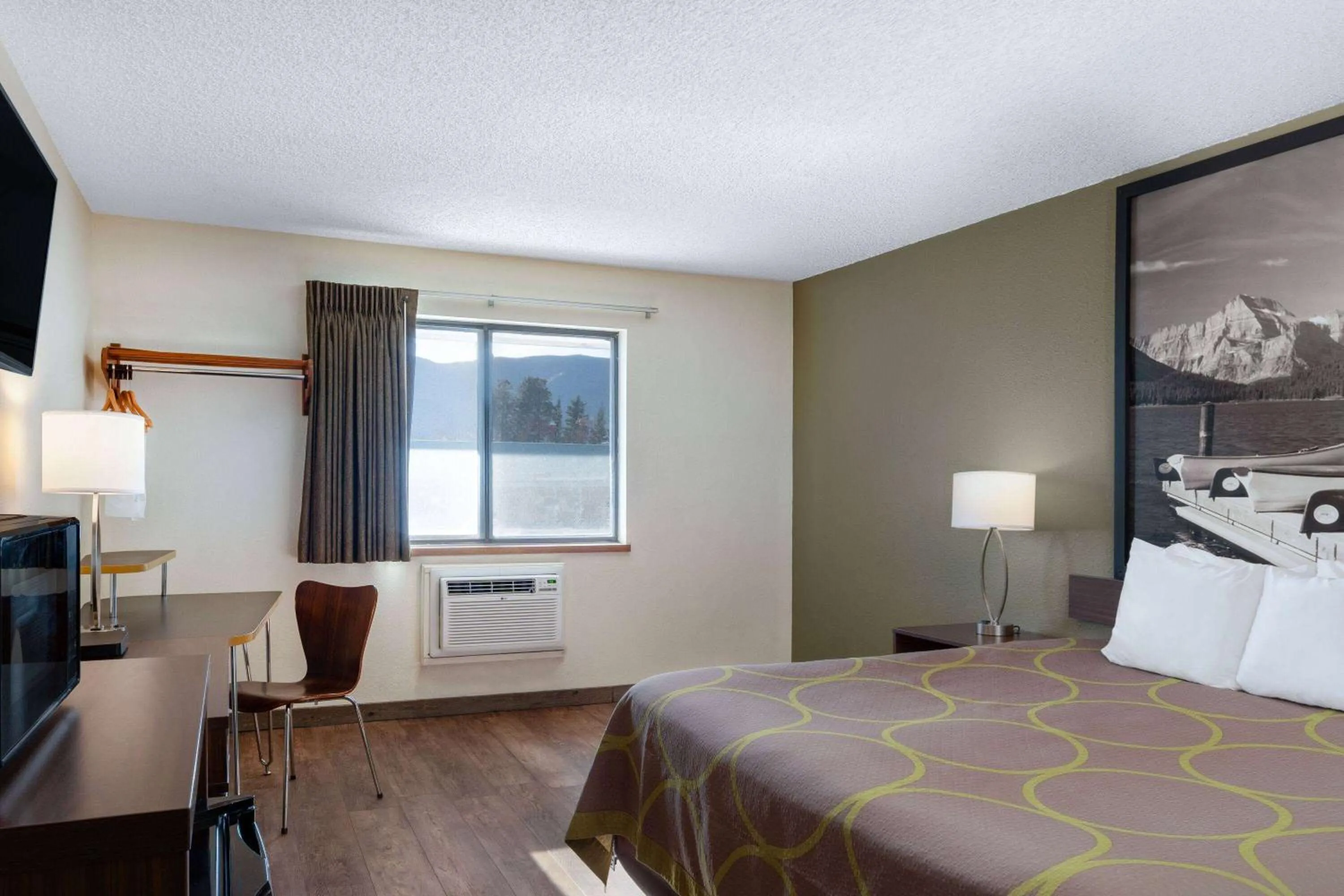 Photo of the whole room, Bed in Super 8 by Wyndham Livingston Yellowstone