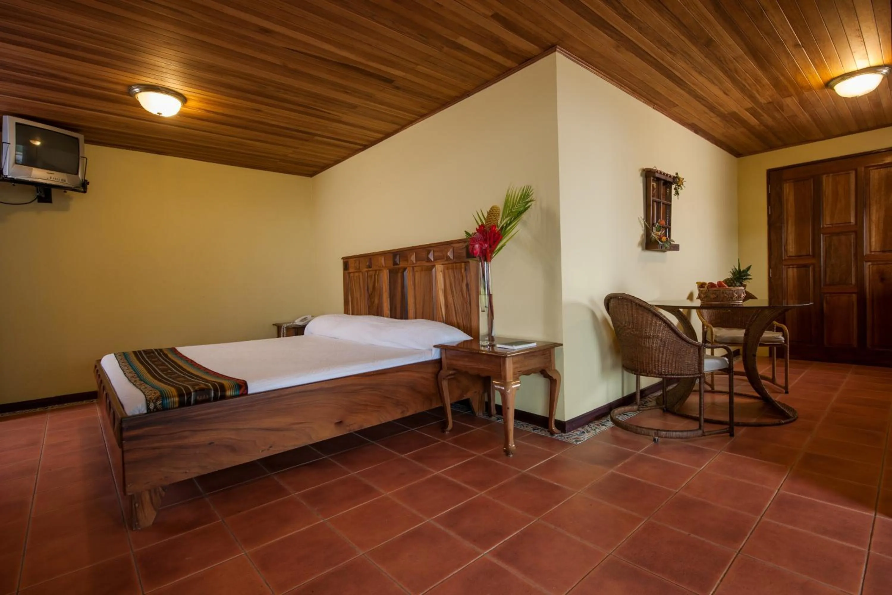 Seating area, Bed in Hotel Arenal Lodge