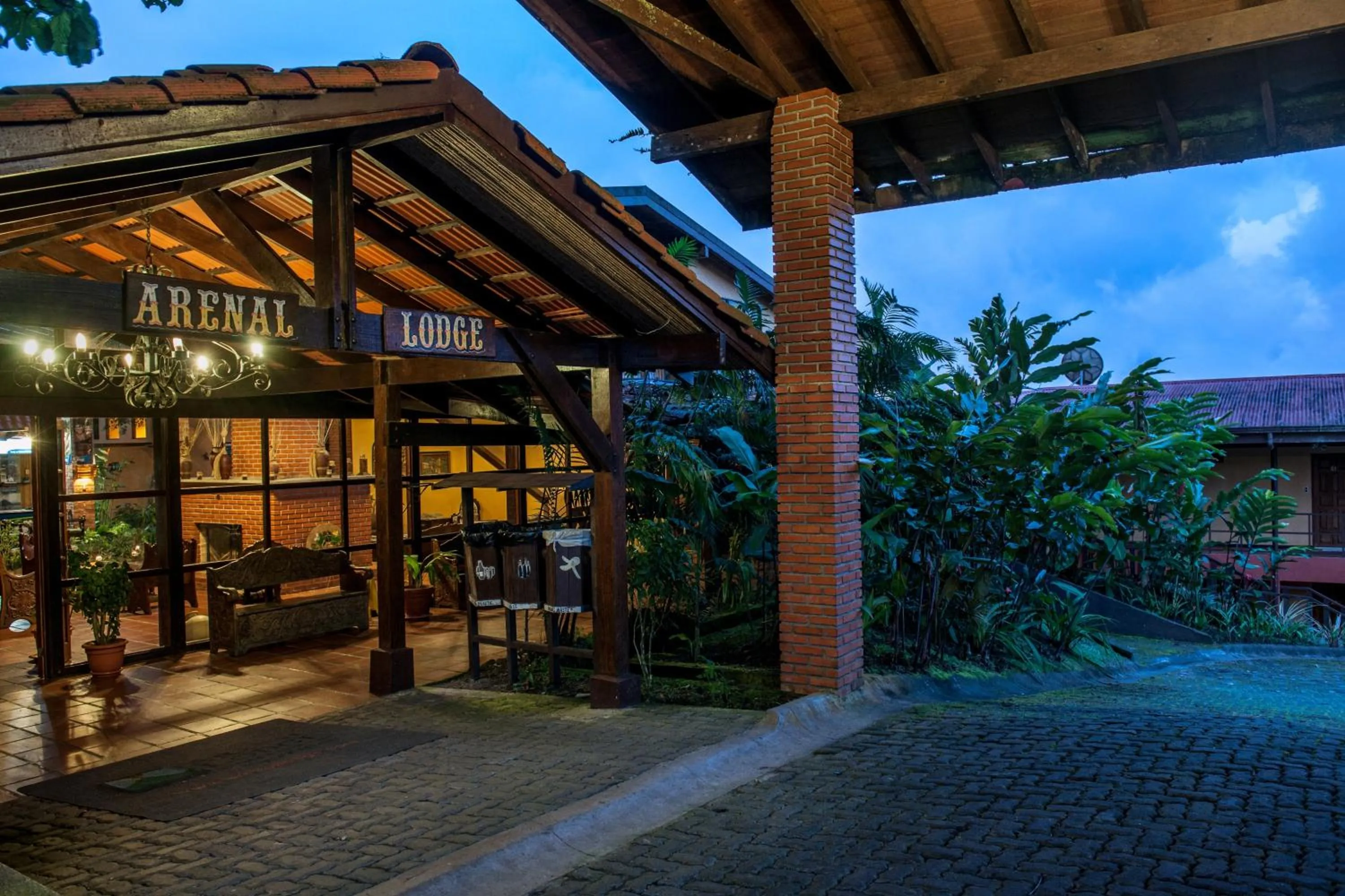 Facade/entrance in Hotel Arenal Lodge