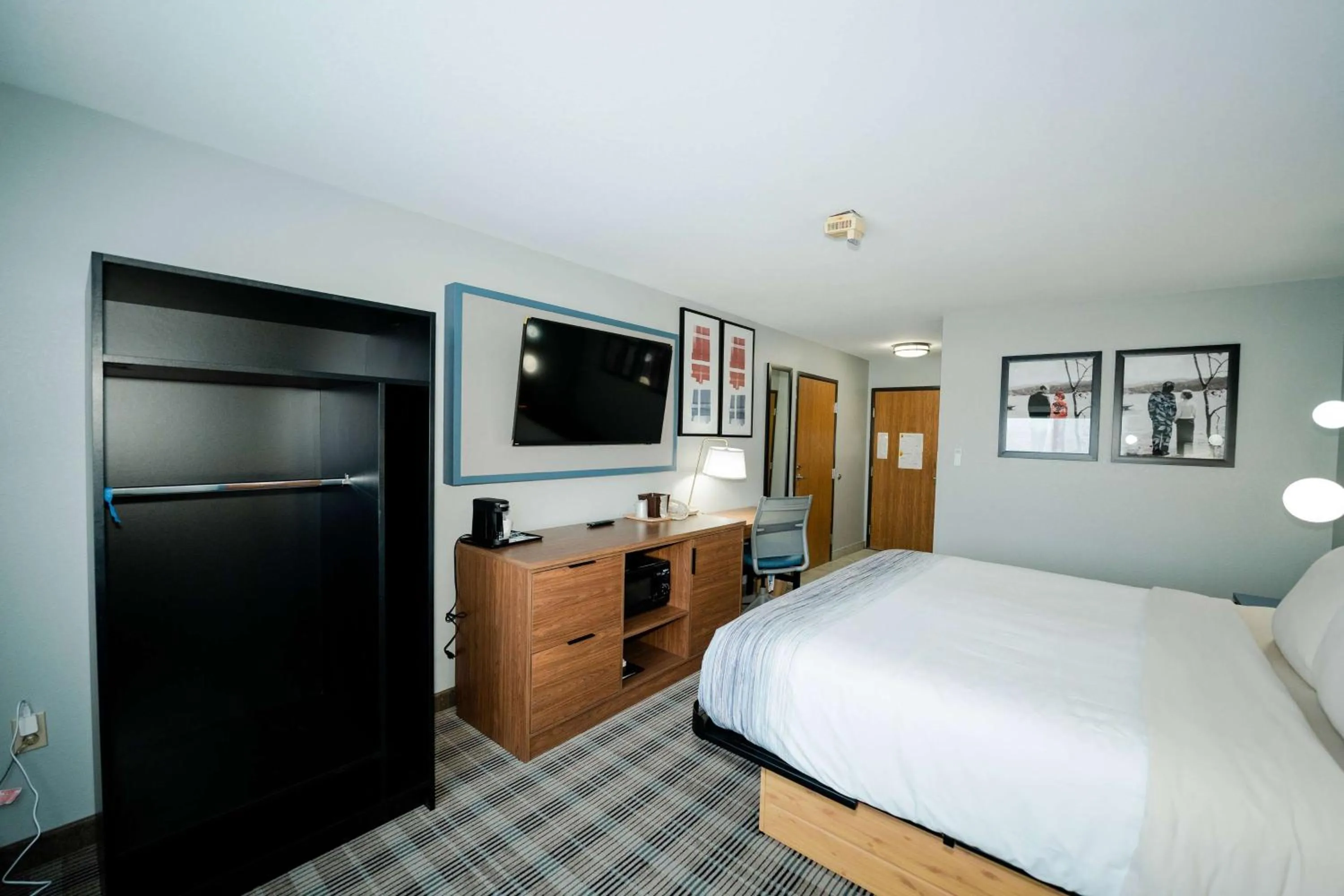 Photo of the whole room, Bed in AmericInn by Wyndham Tomahawk