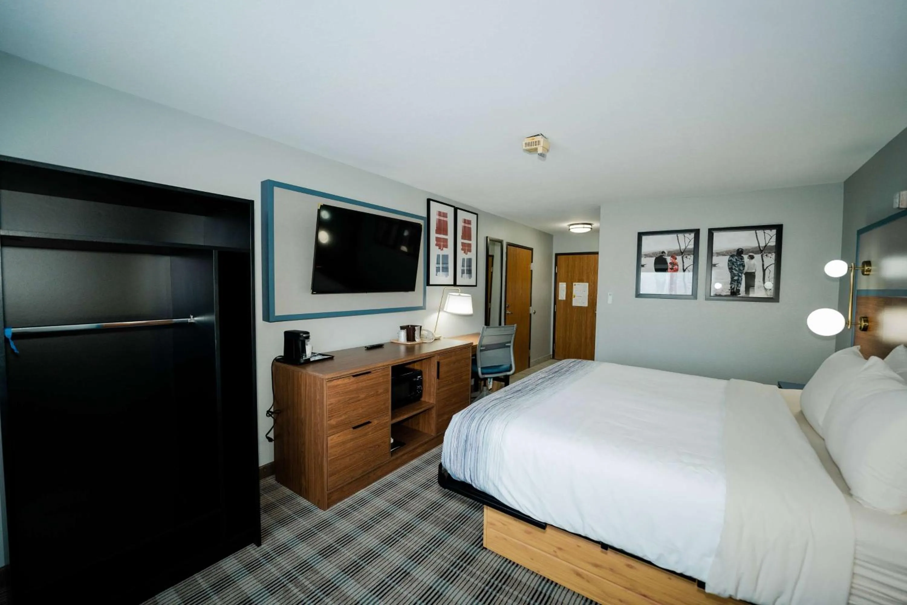 Photo of the whole room, Bed in AmericInn by Wyndham Tomahawk