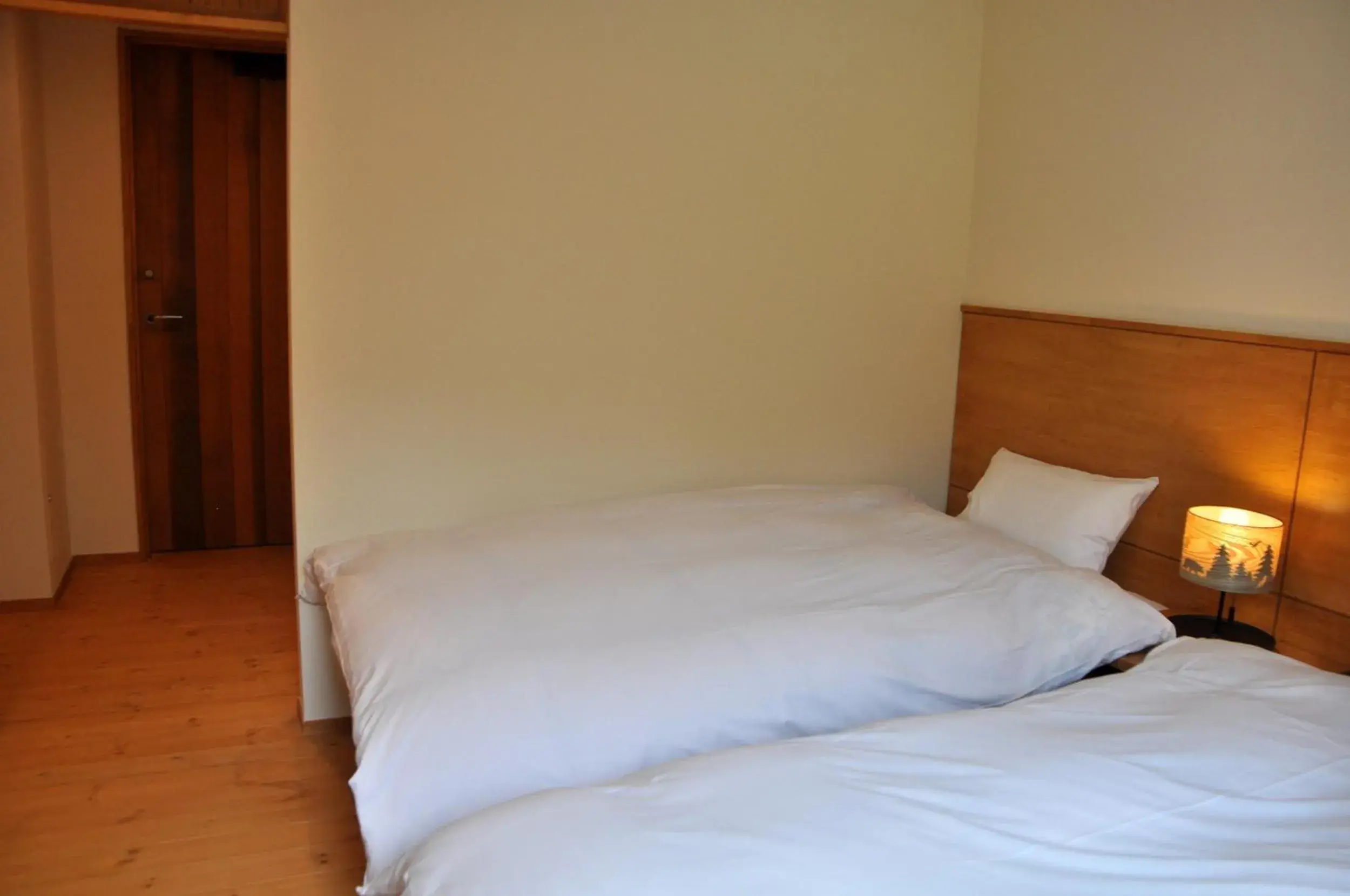 Twin Room with Shared Bathroom - single occupancy in Lodge Denbey Twin Room with Shared Bathroom - single occupancy in Lodge Denbey