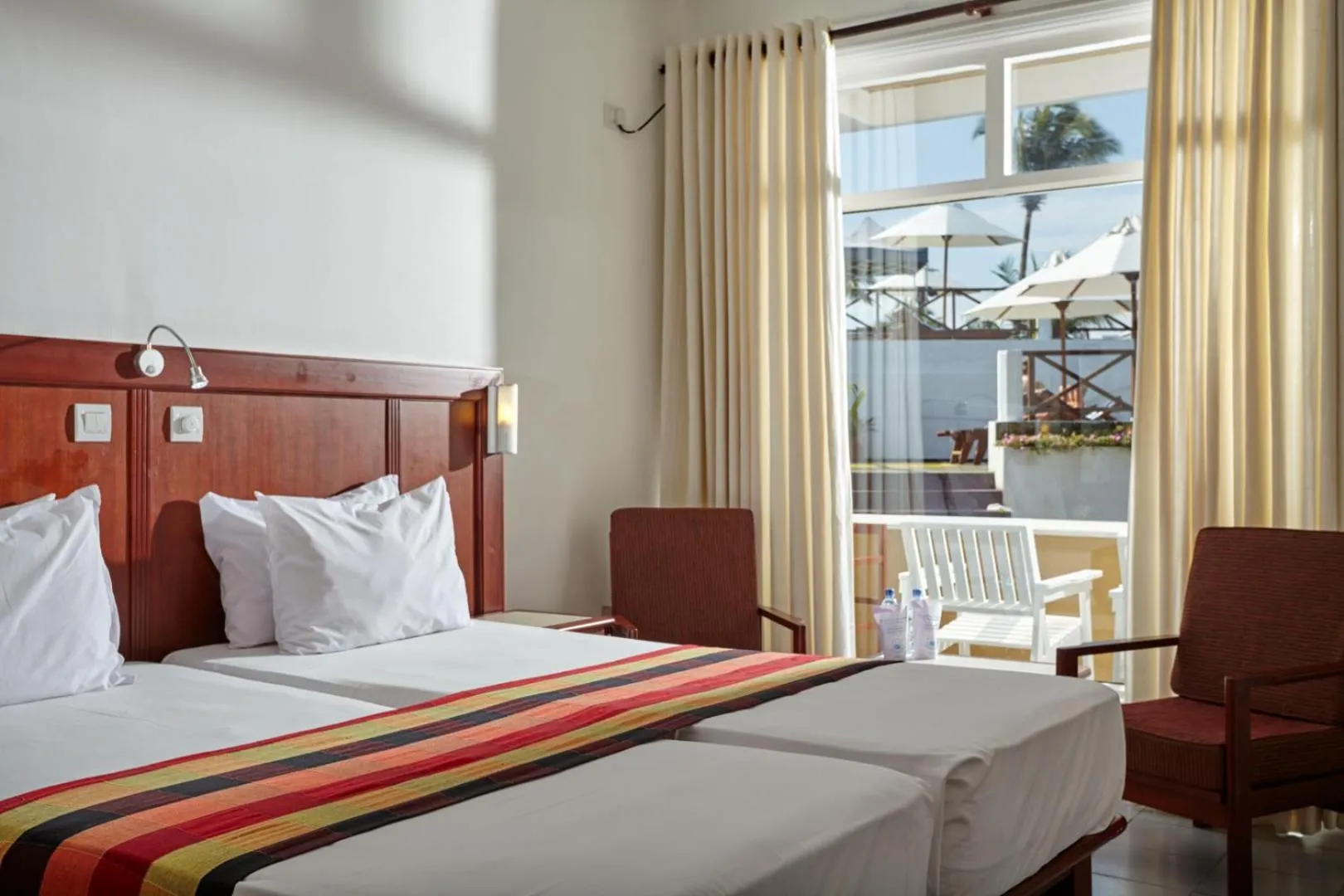 Bedroom, Bed in Coral Sands Hotel