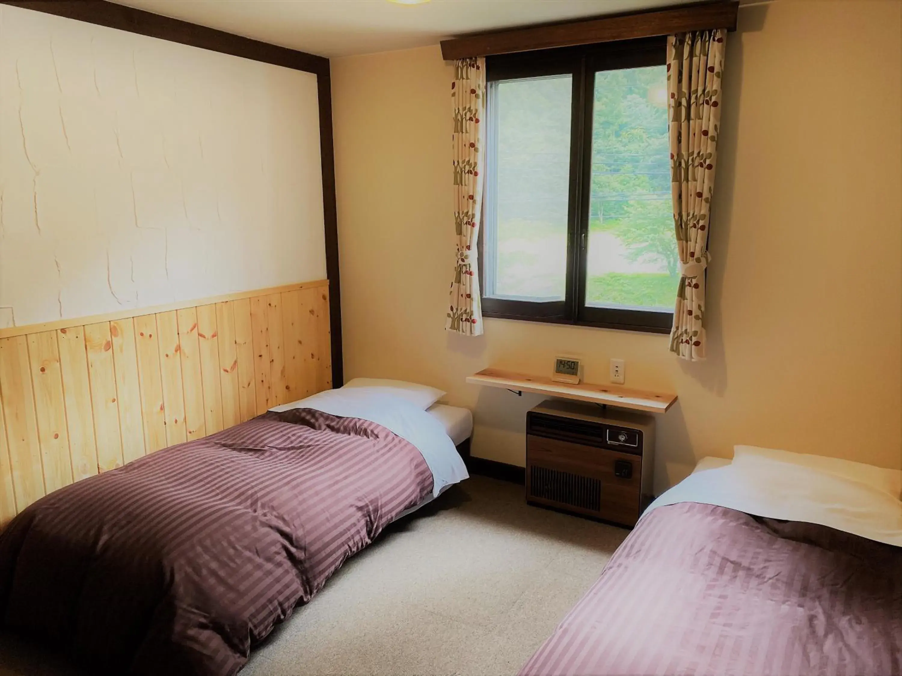 Twin Room with Shared Bathroom in Hakuba Goryu Pension Kurumi Twin Room with Shared Bathroom in Hakuba Goryu Pension Kurumi