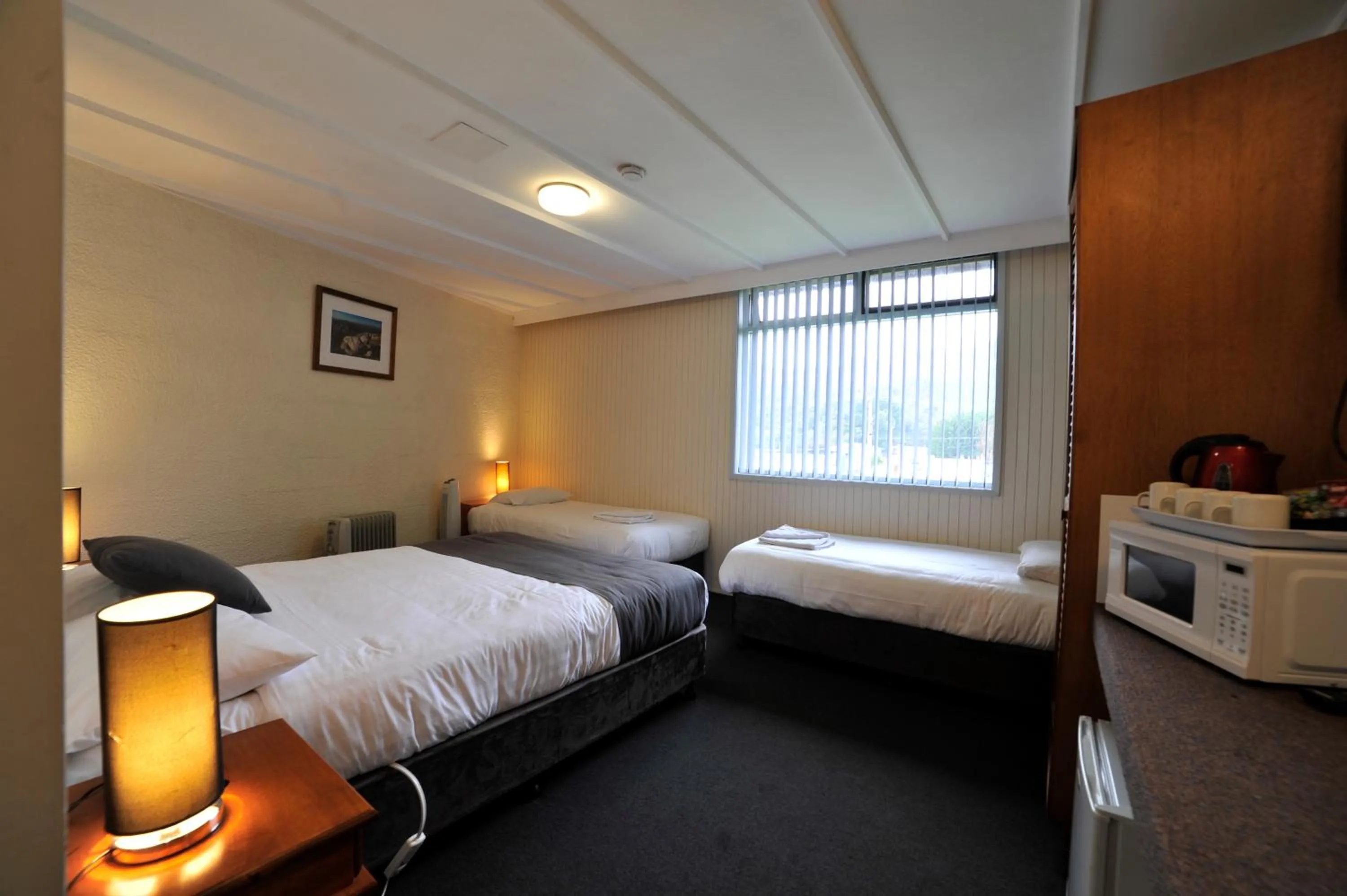 Bedroom, Bed in Silver Hills Motel