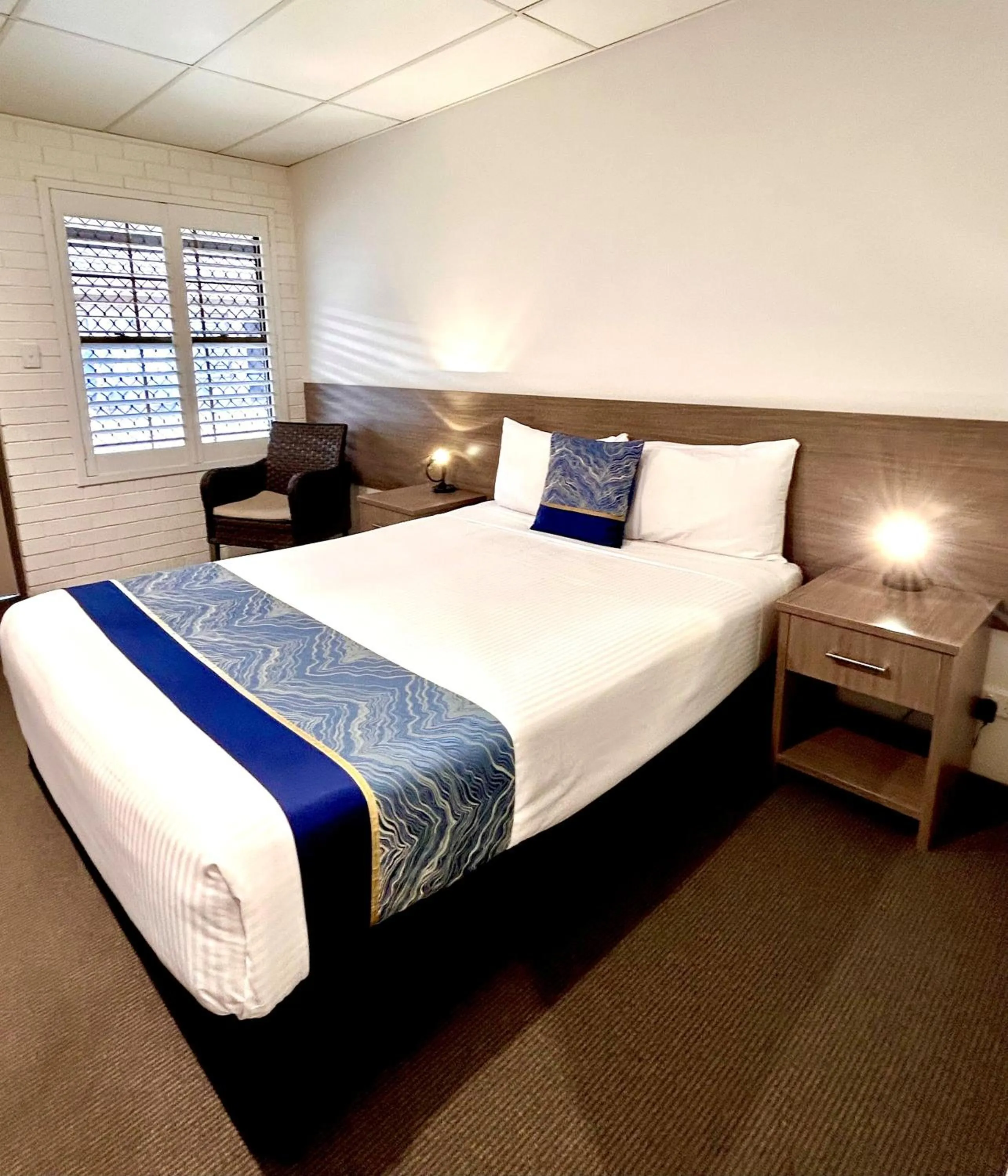 Bed in Chalet Motor Inn