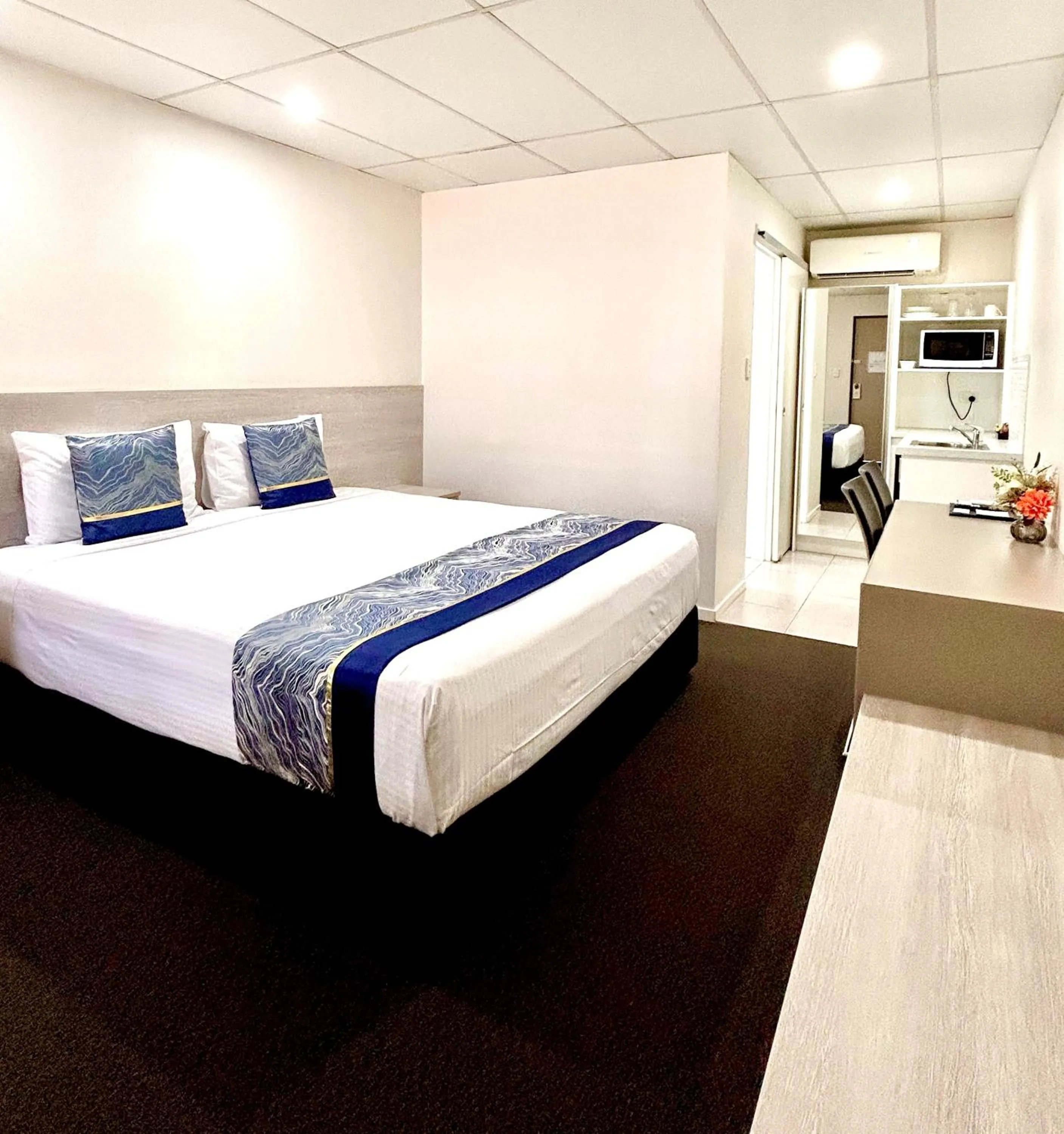 Bed in Chalet Motor Inn