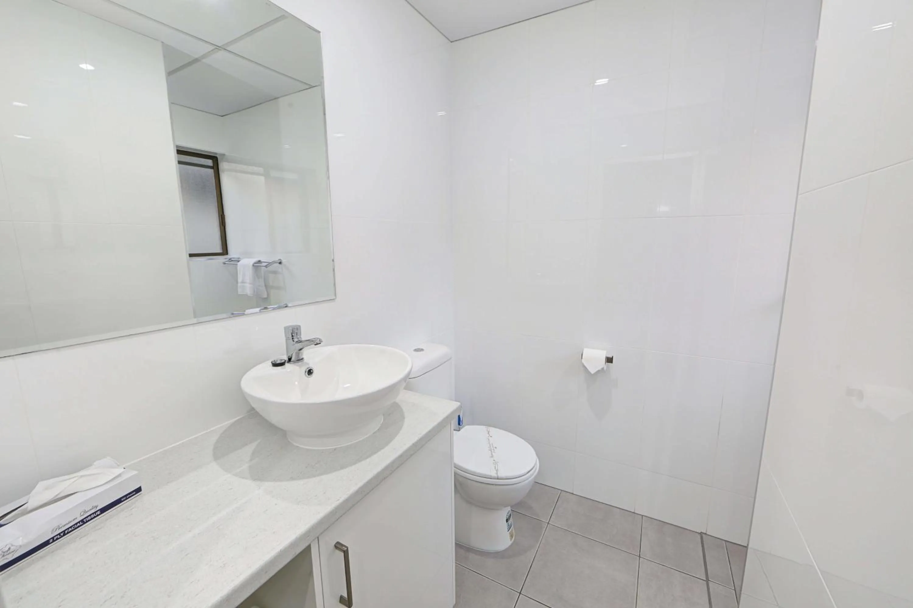 Toilet in Chalet Motor Inn