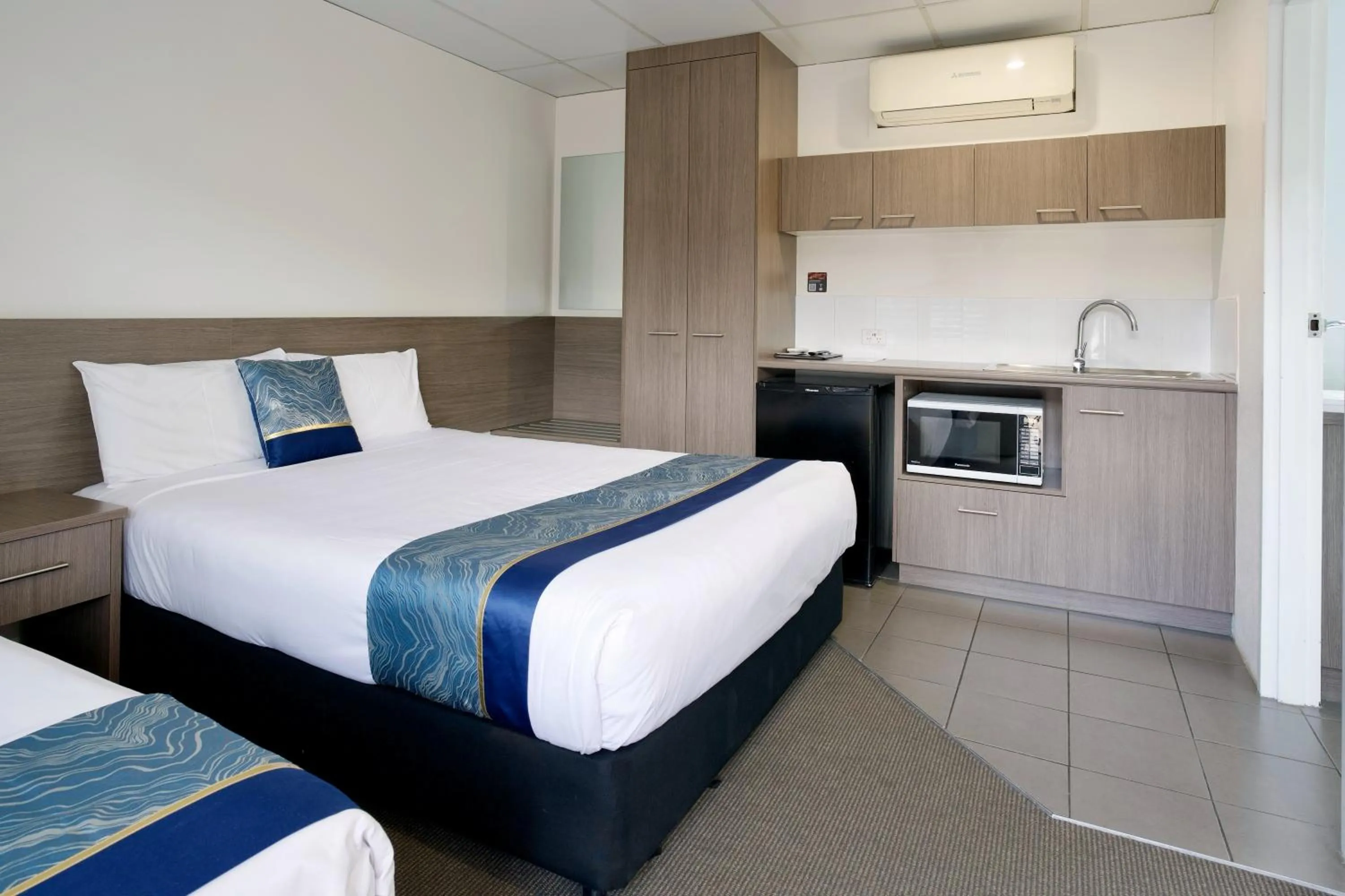 Bed in Chalet Motor Inn