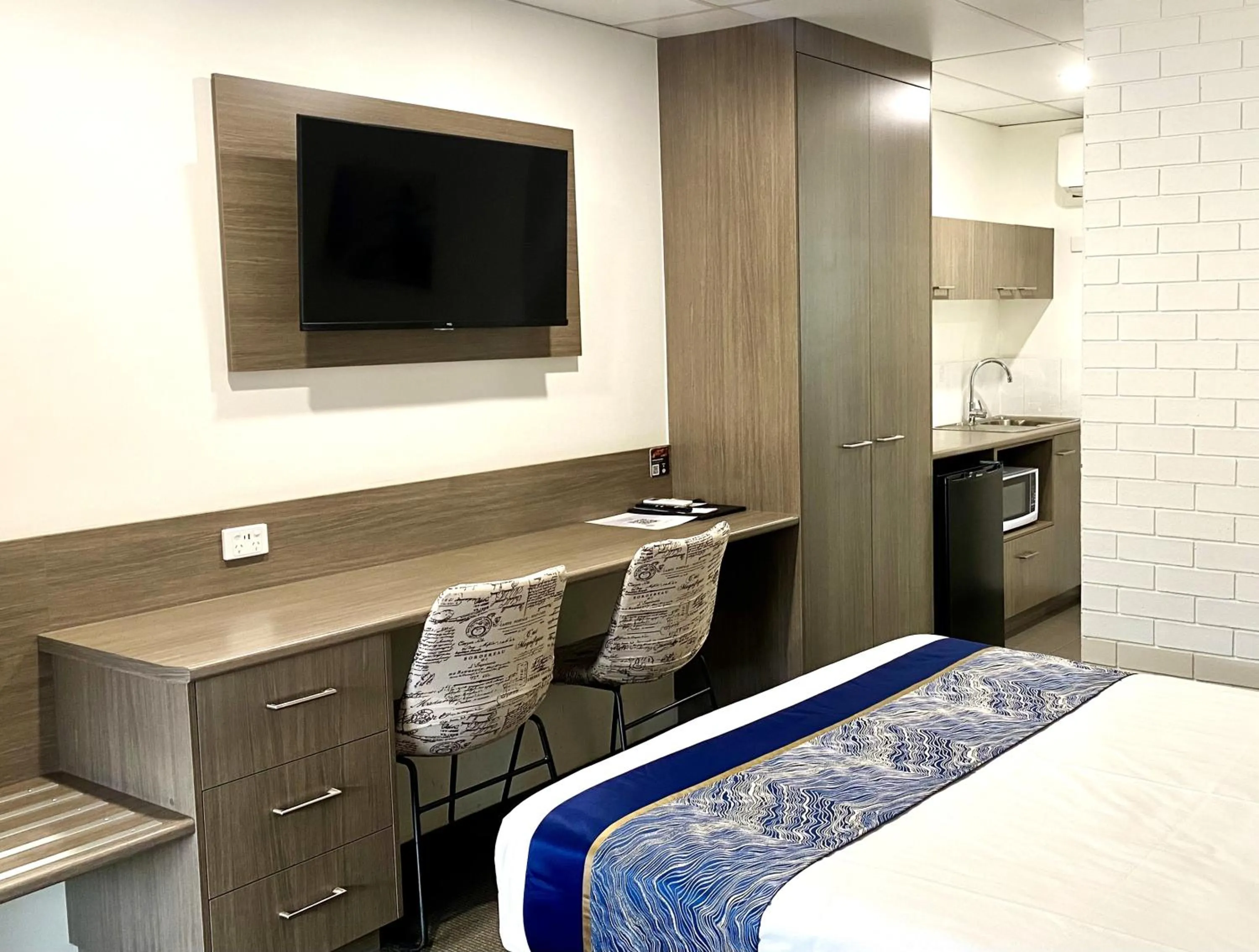 Bed in Chalet Motor Inn