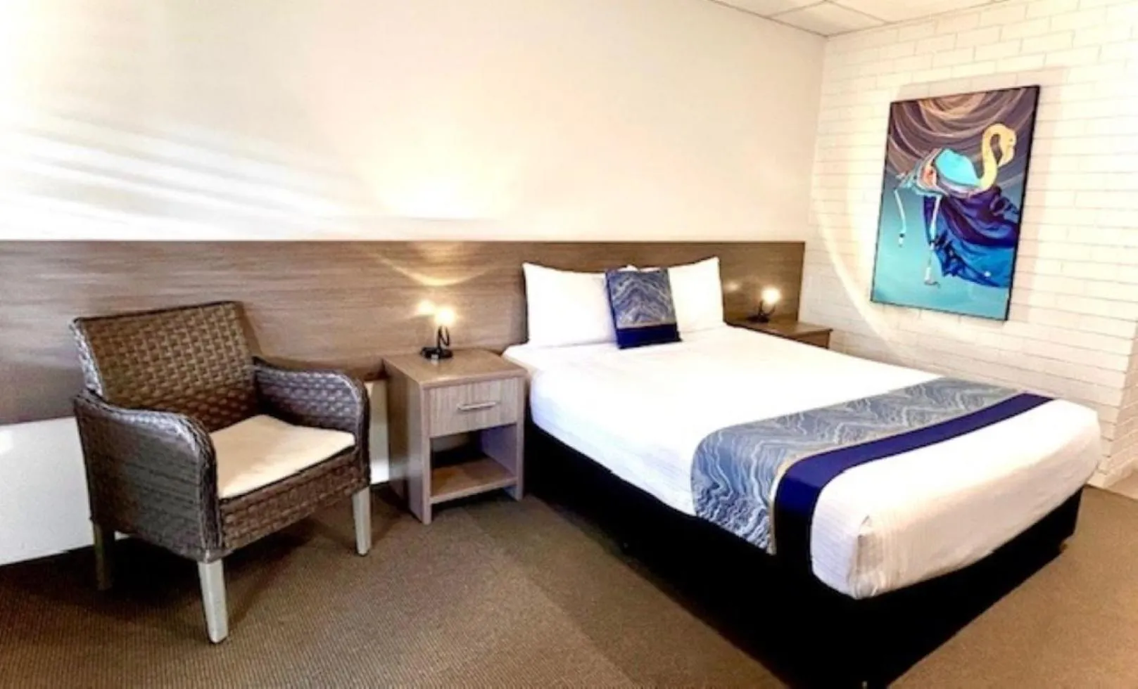 Bed in Chalet Motor Inn