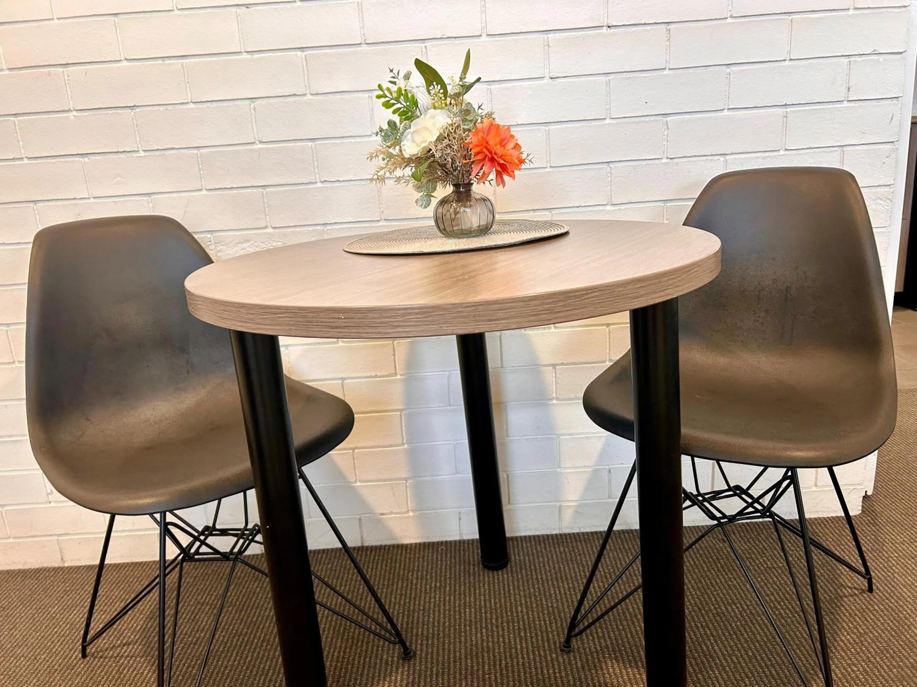 Dining area in Chalet Motor Inn