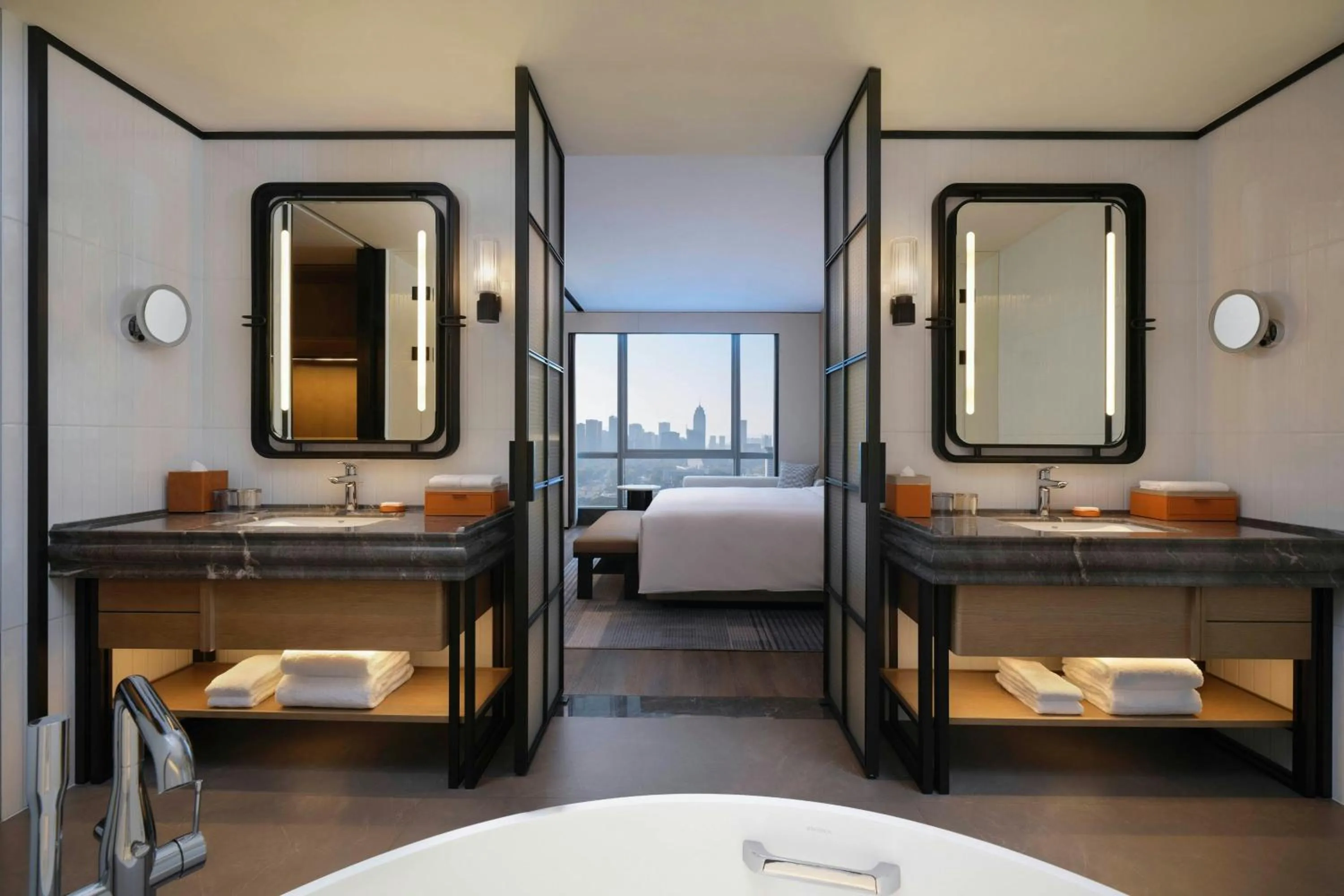 Bathroom, Bed in Sheraton Ningbo Yinzhou