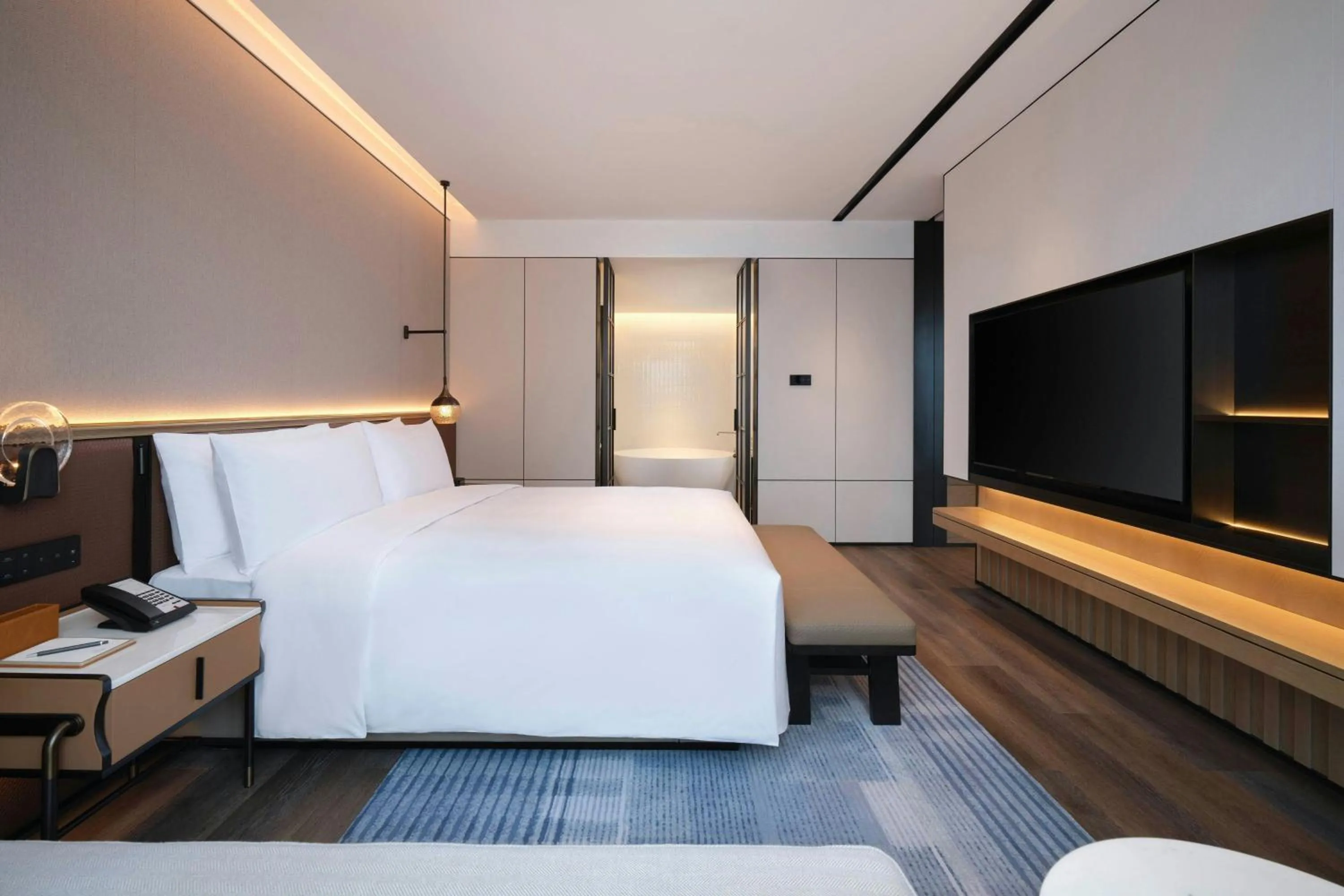 Photo of the whole room, Bed in Sheraton Ningbo Yinzhou