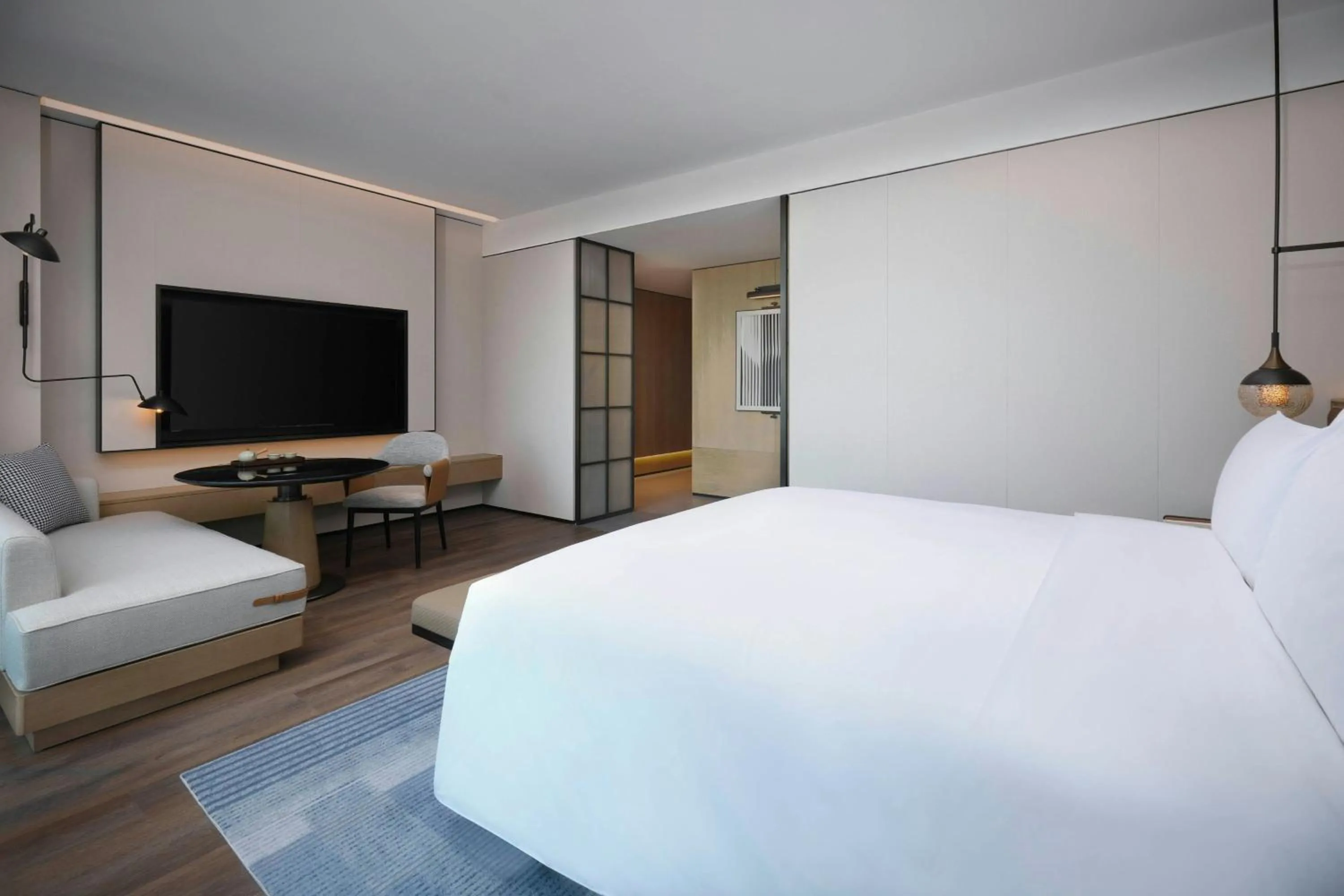 Photo of the whole room, Bed in Sheraton Ningbo Yinzhou