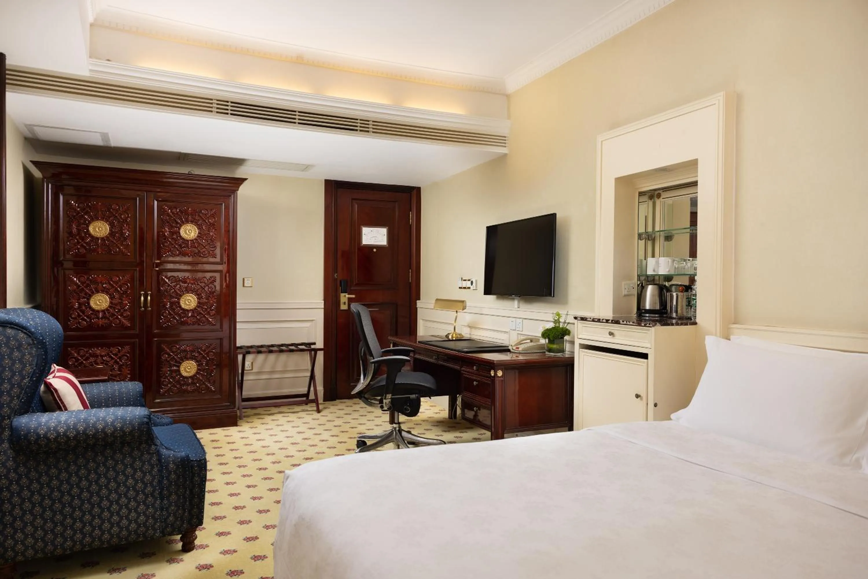 Photo of the whole room, Bed in Crowne Plaza Hotel & Suites Landmark Shenzhen by IHG