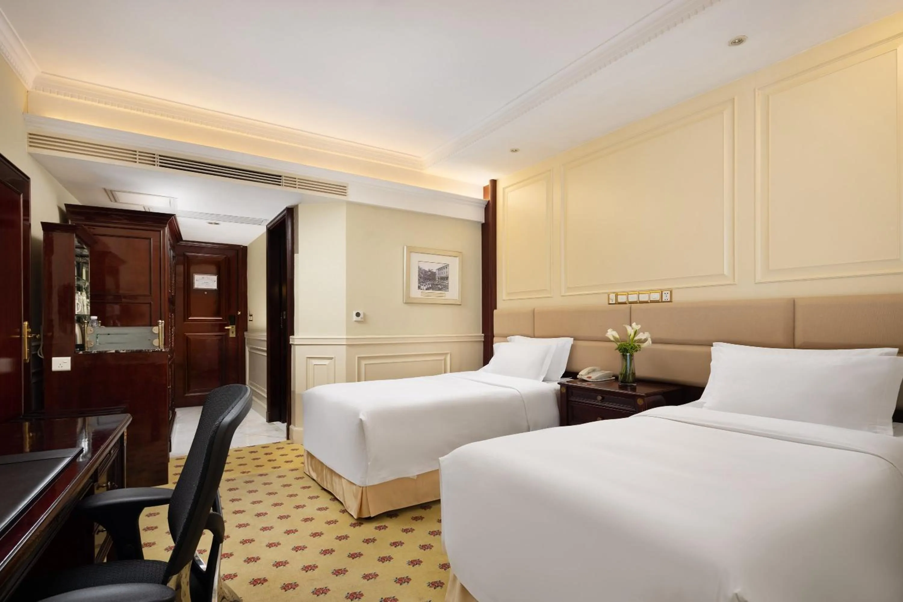 Photo of the whole room, Bed in Crowne Plaza Hotel & Suites Landmark Shenzhen by IHG