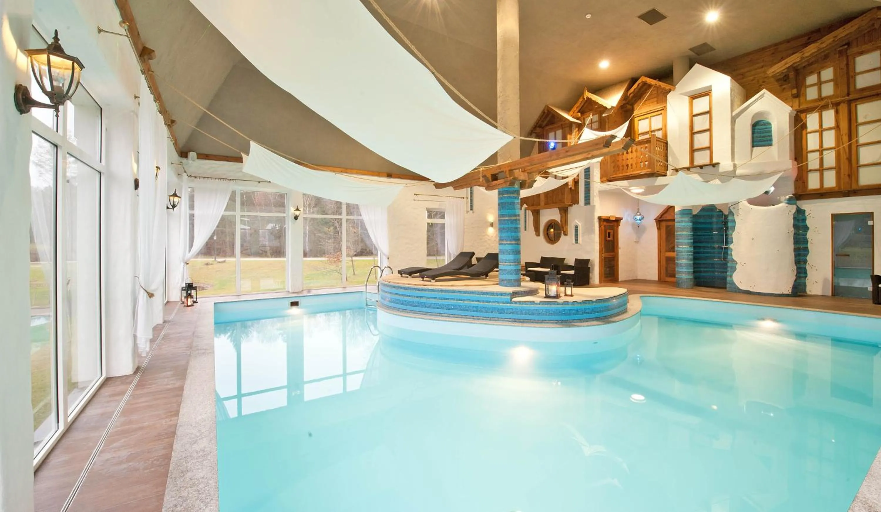 Swimming pool in Hotel Lipowy Most