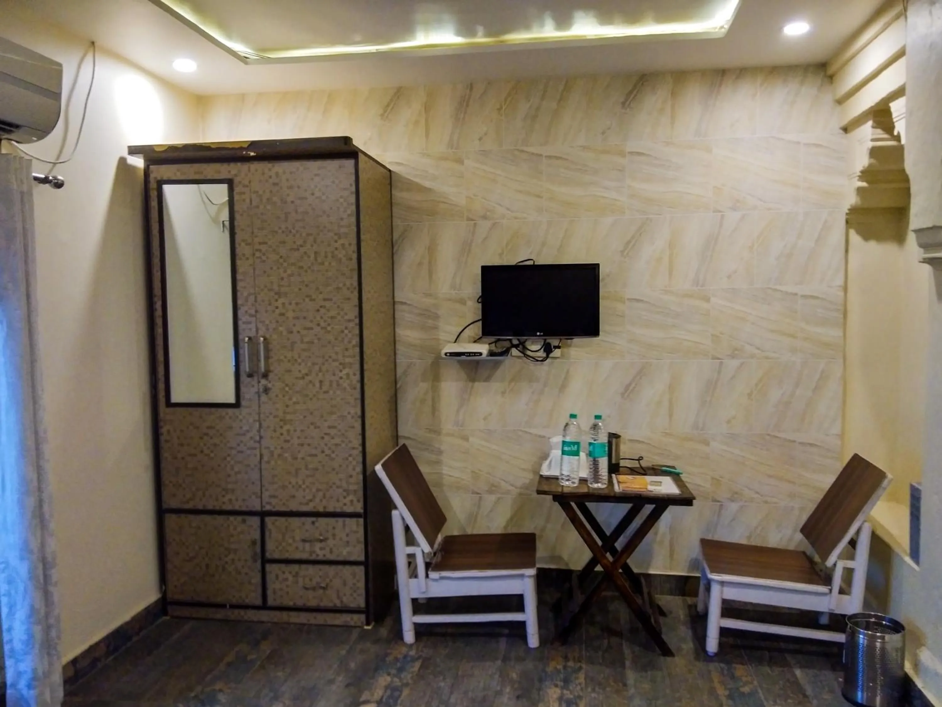 Dwivedi Hotels Palace On Steps