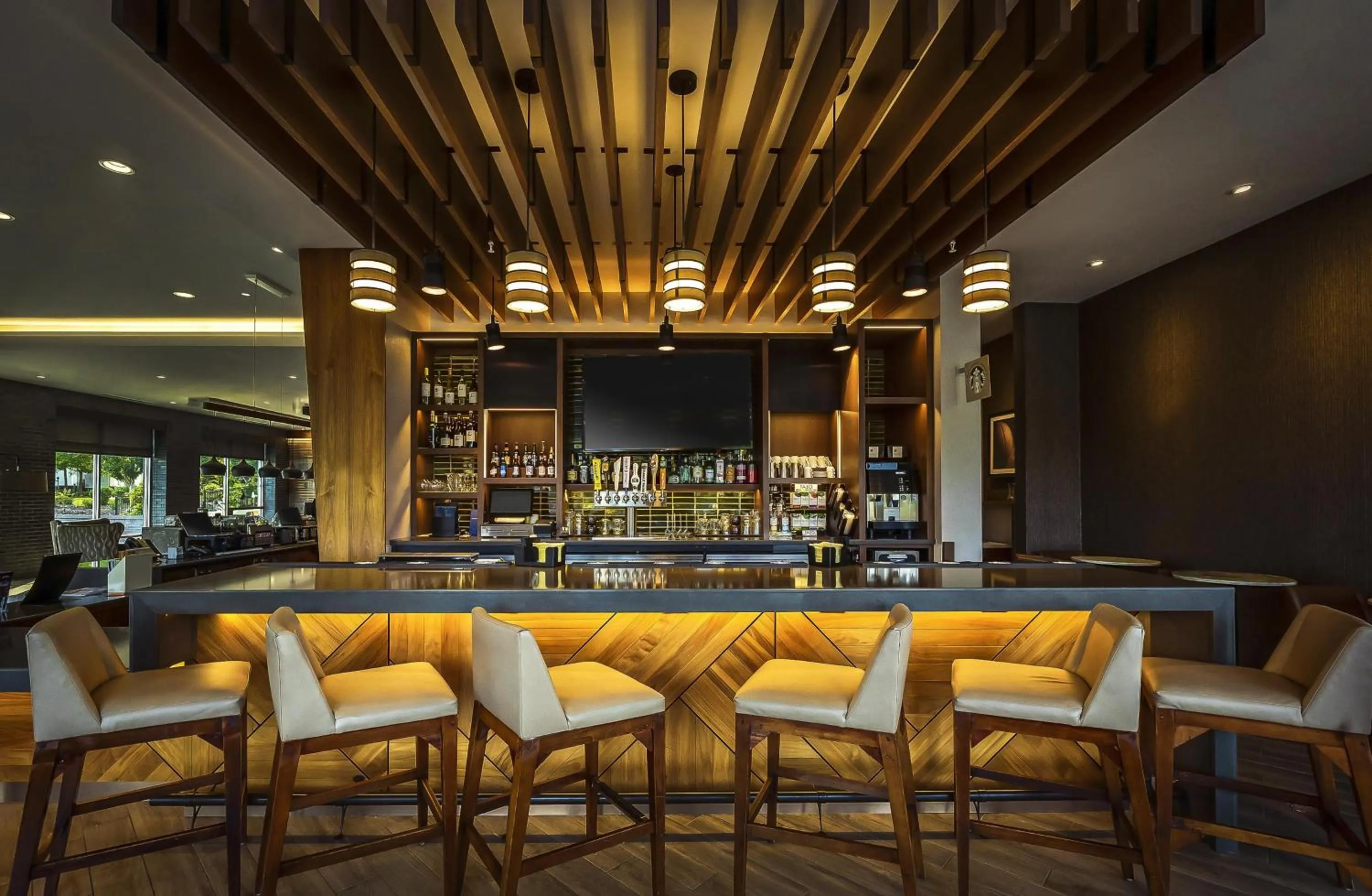 Lounge or bar in Hyatt Place Milwaukee Downtown