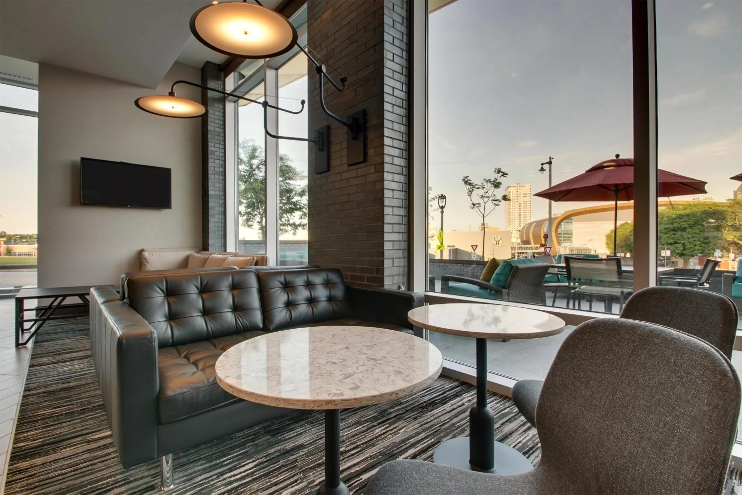 Lounge or bar in Hyatt Place Milwaukee Downtown