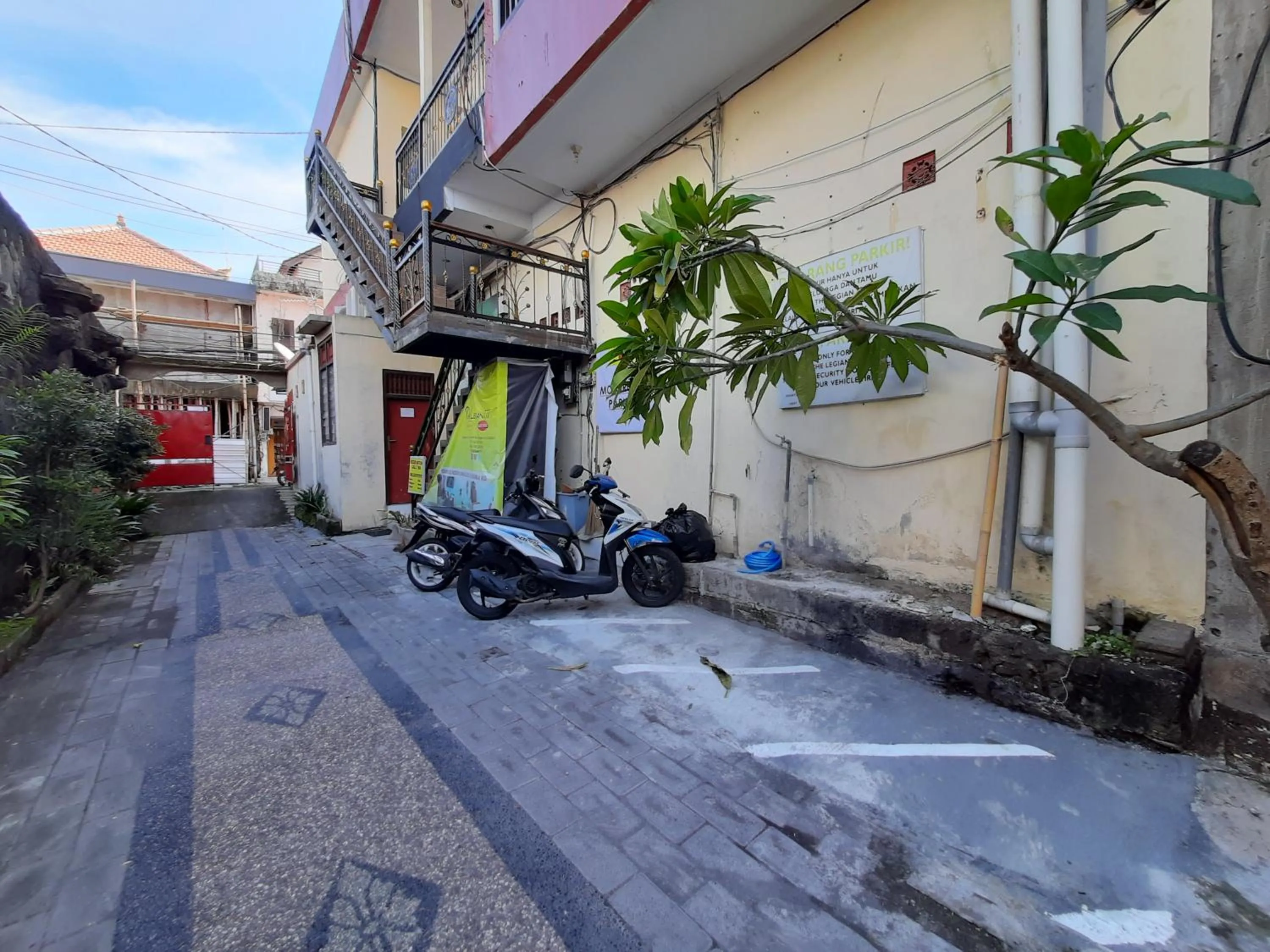 Parking in The Legian 777