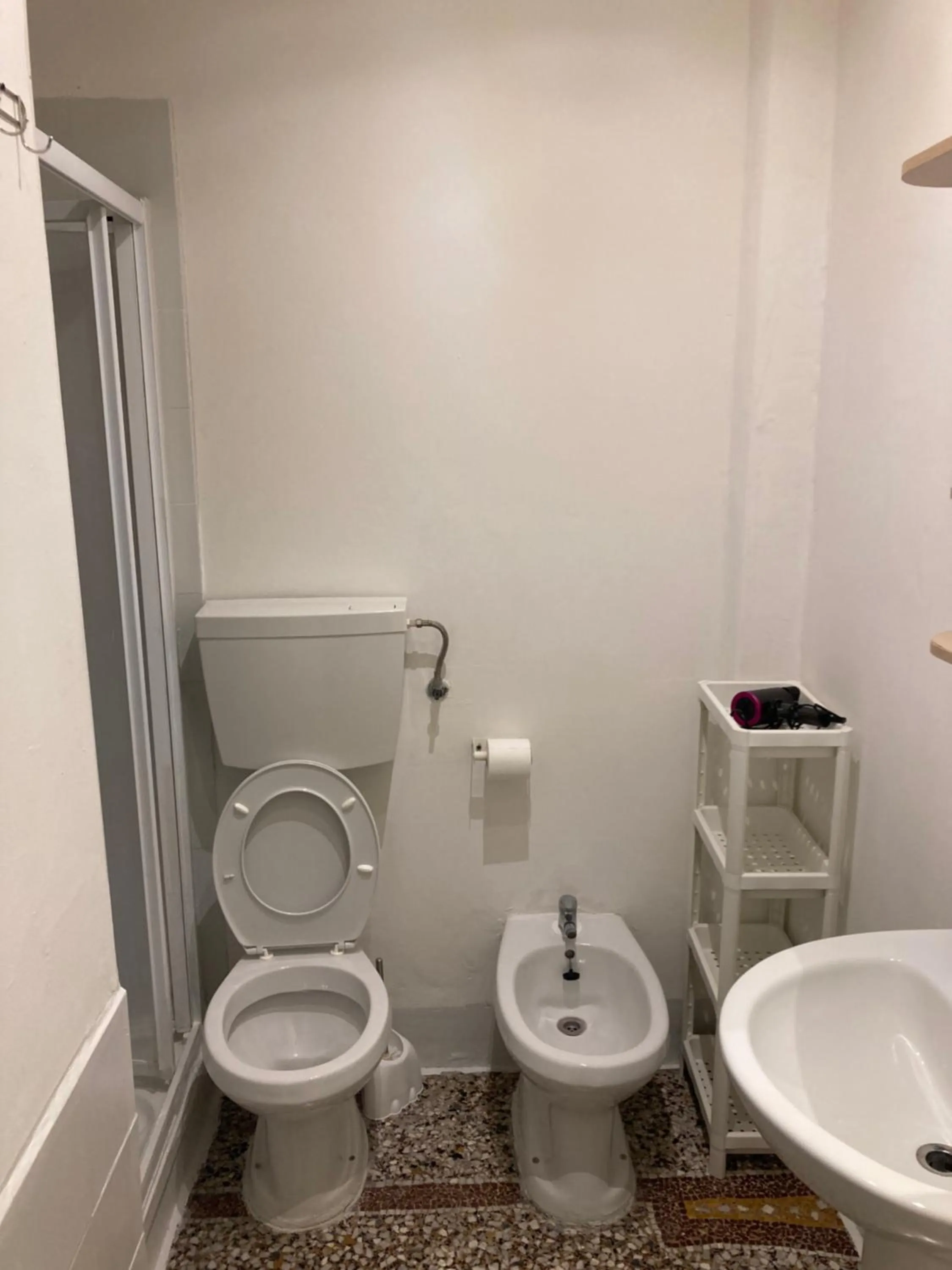 Toilet in Guest House Roma