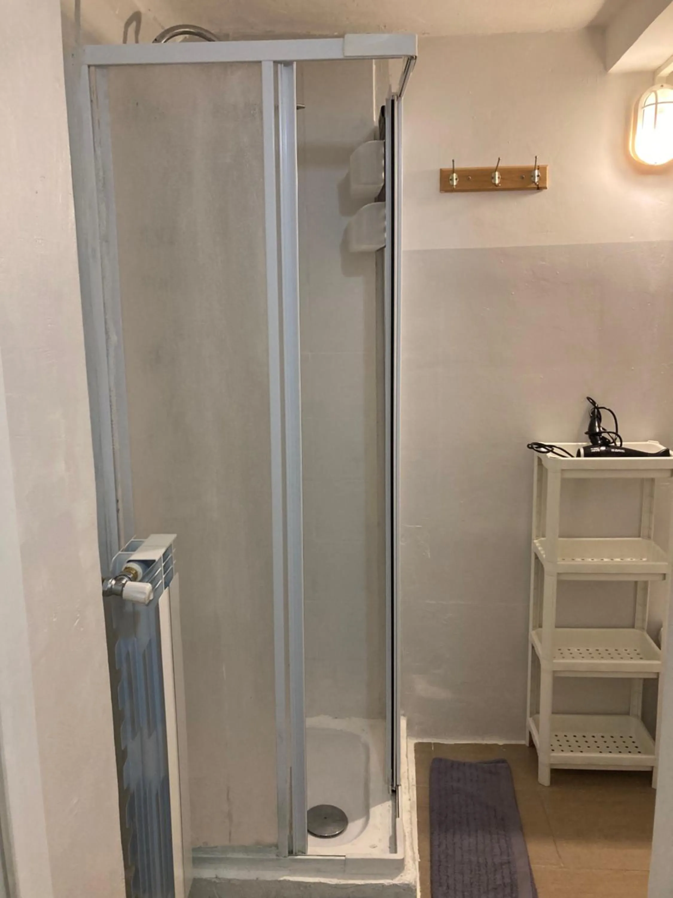 Shower in Guest House Roma