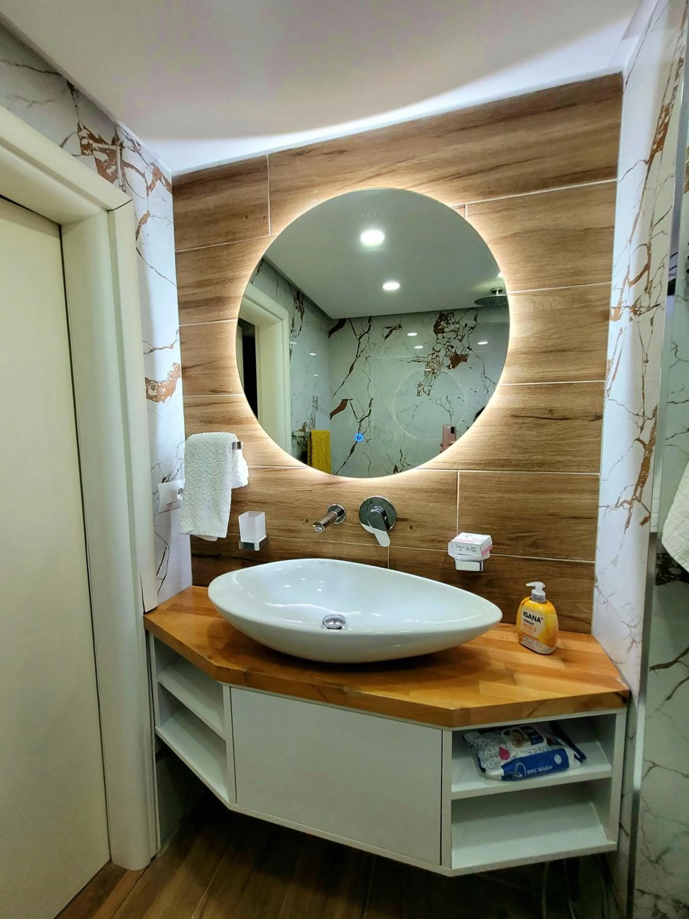 Bathroom in Loi apartment