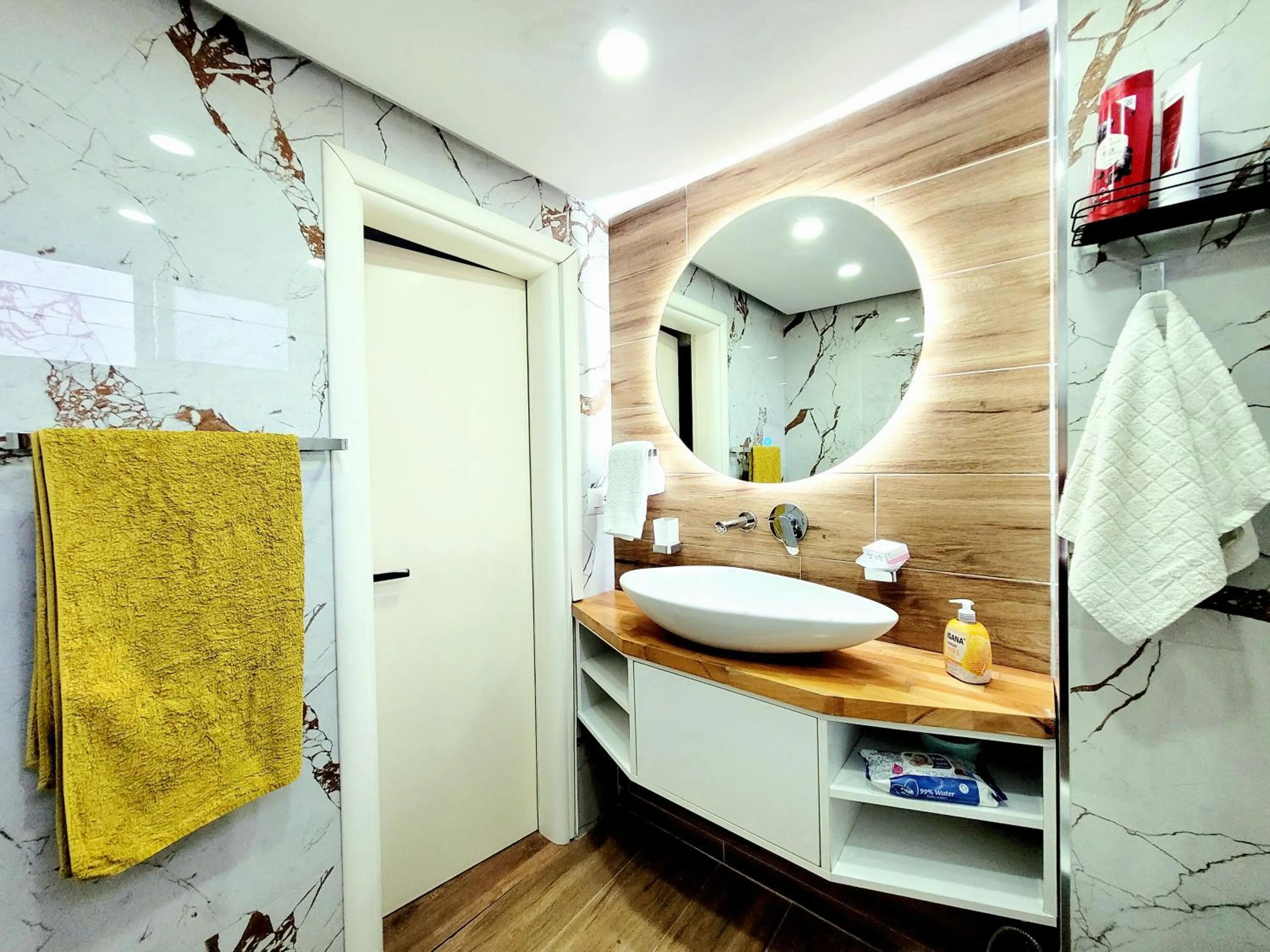 Bathroom in Loi apartment