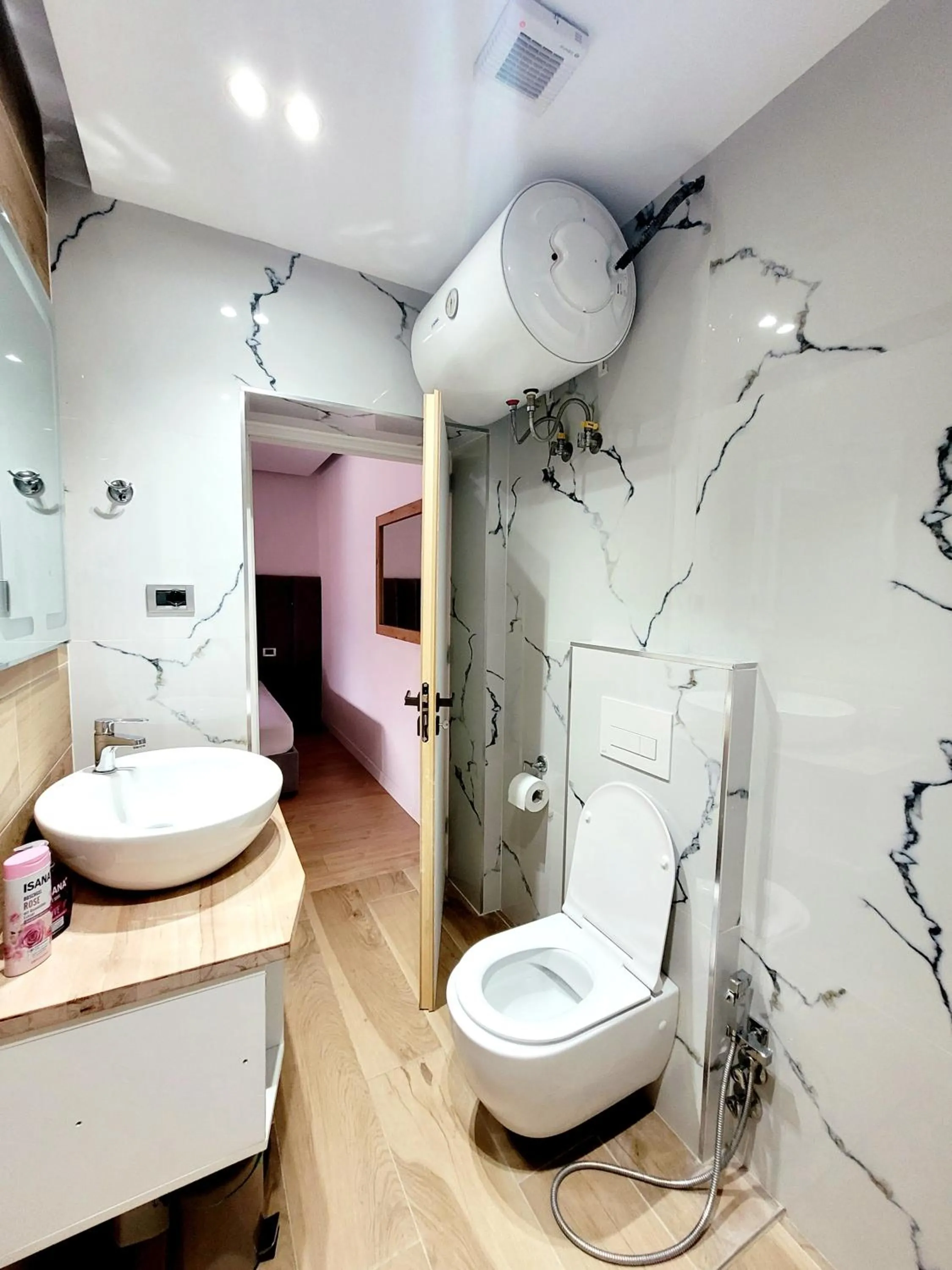 Bathroom in Loi apartment
