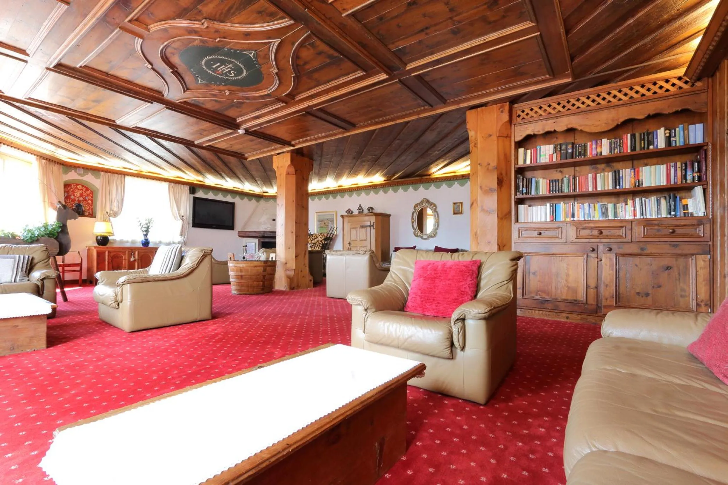 Communal lounge/ TV room in Park Hotel Bellacosta