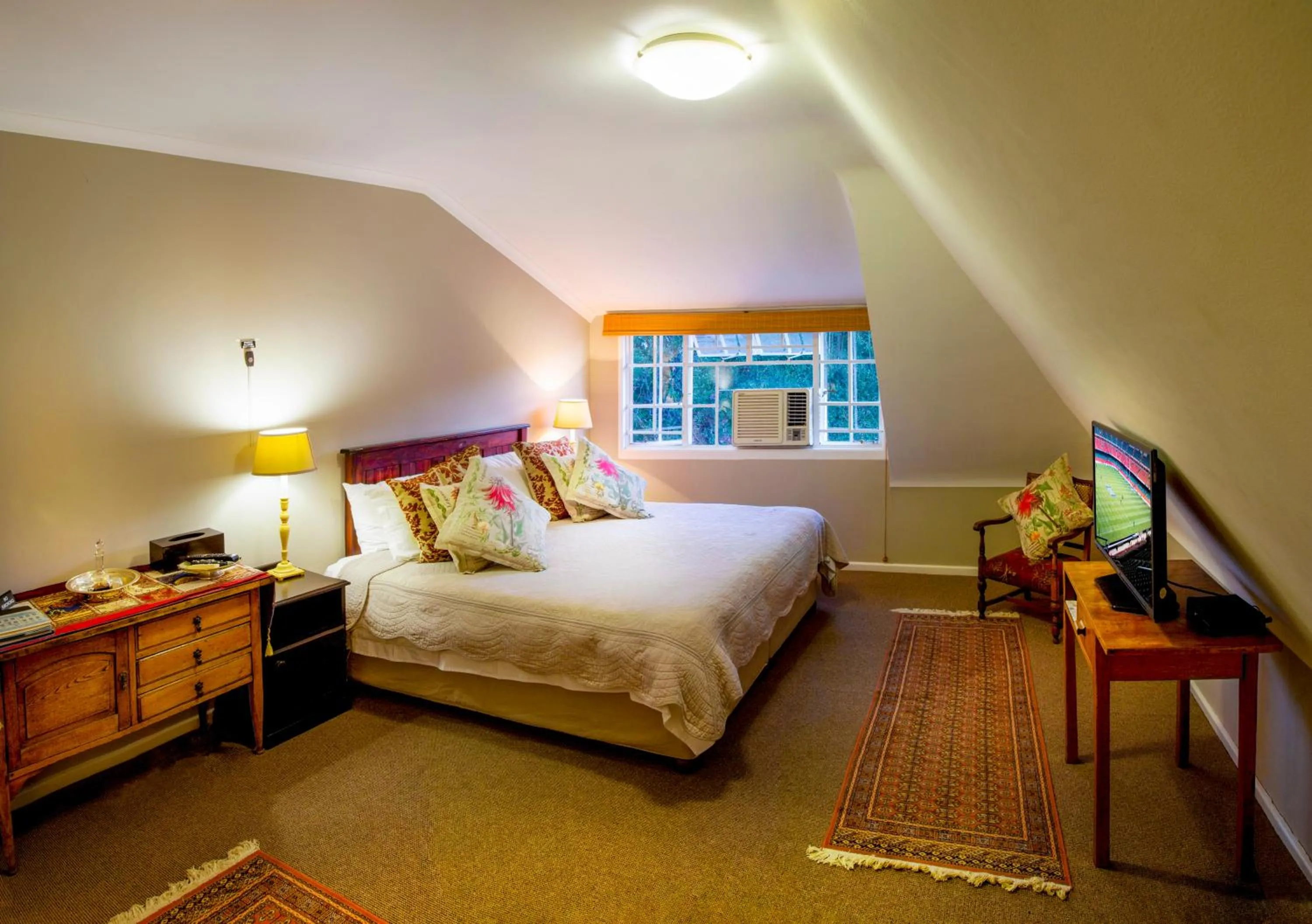 Photo of the whole room, Bed in Forest Hall Guest House