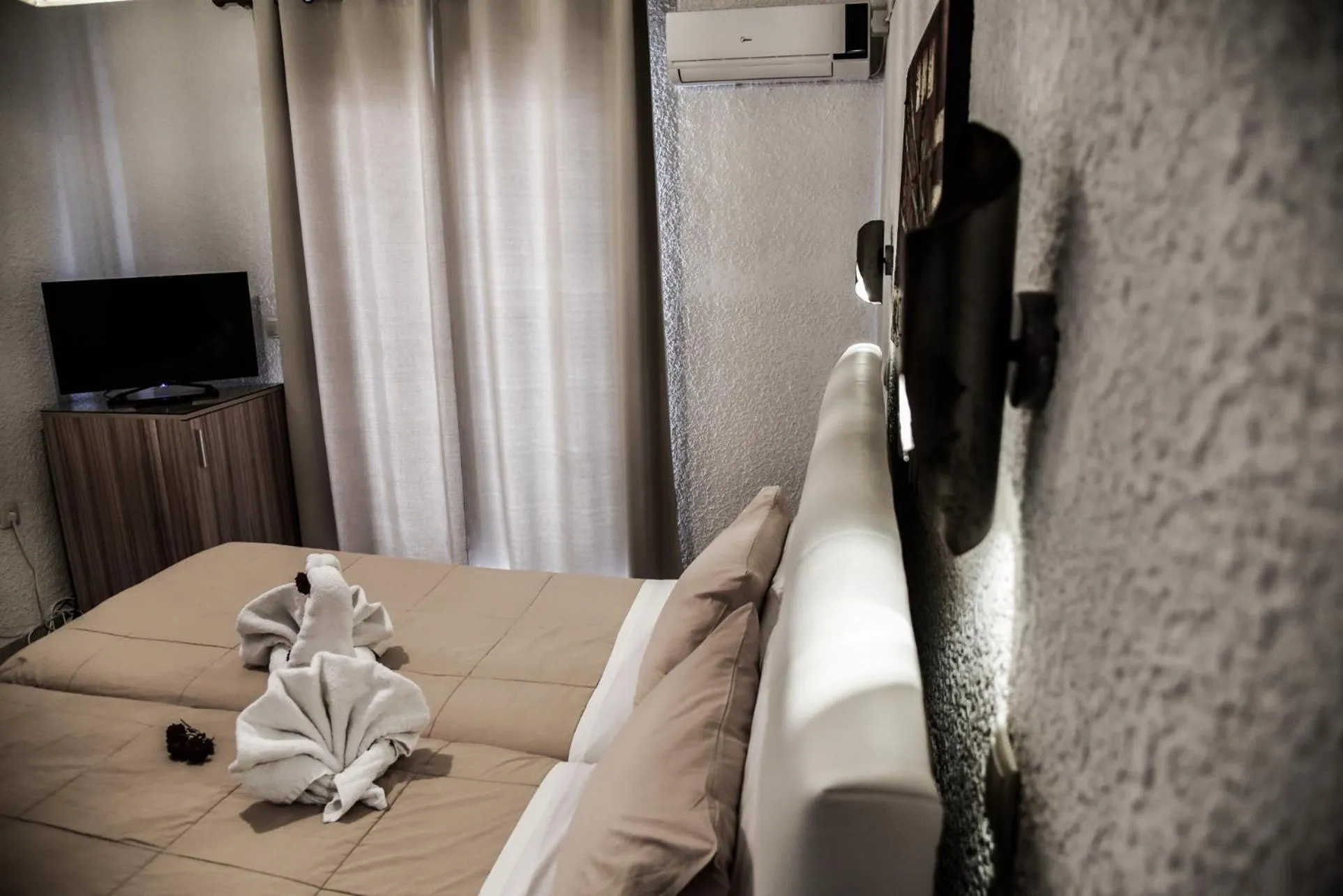 Bed in Vallian Village Hotel