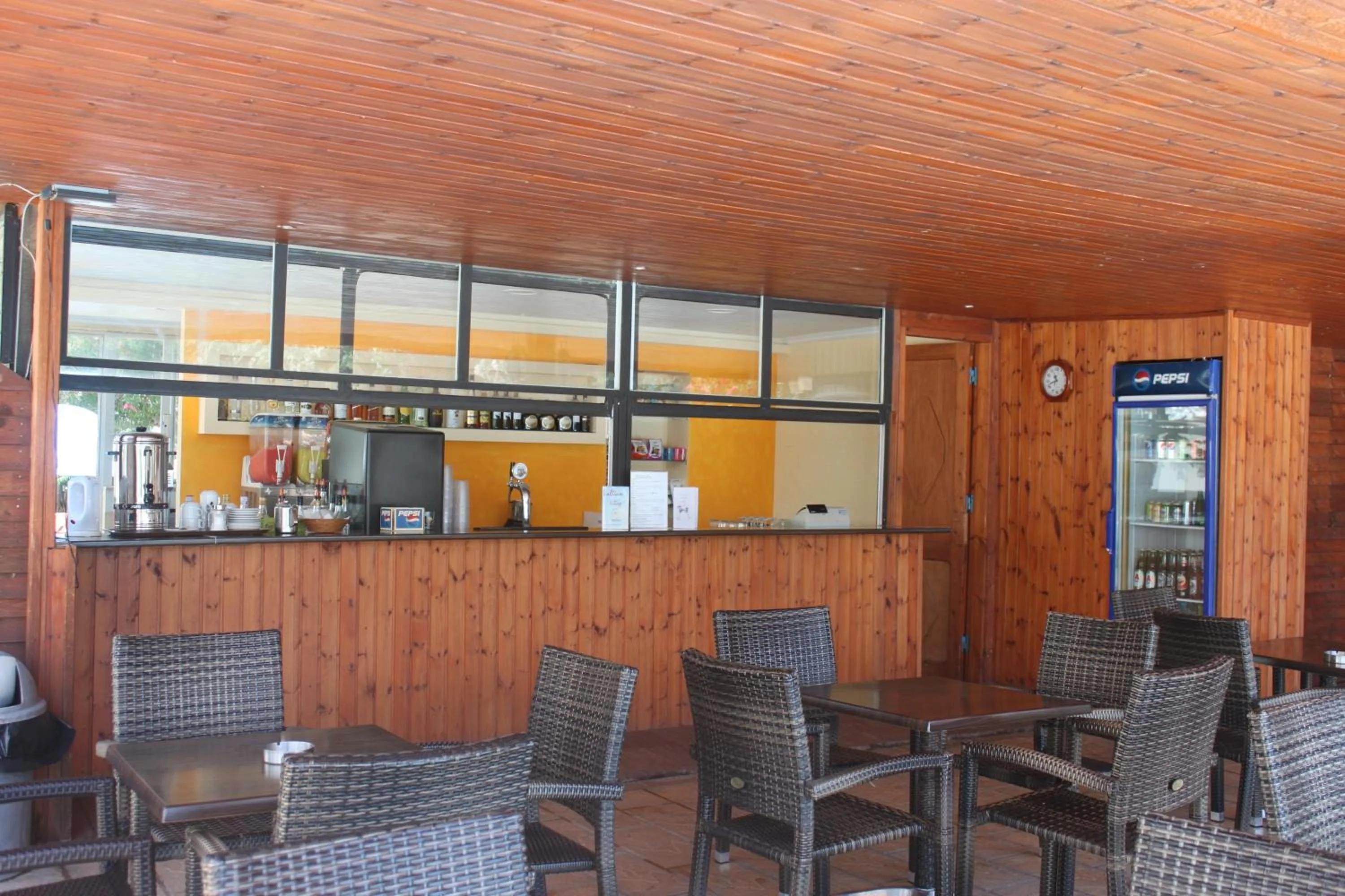 Restaurant/places to eat in Vallian Village Hotel