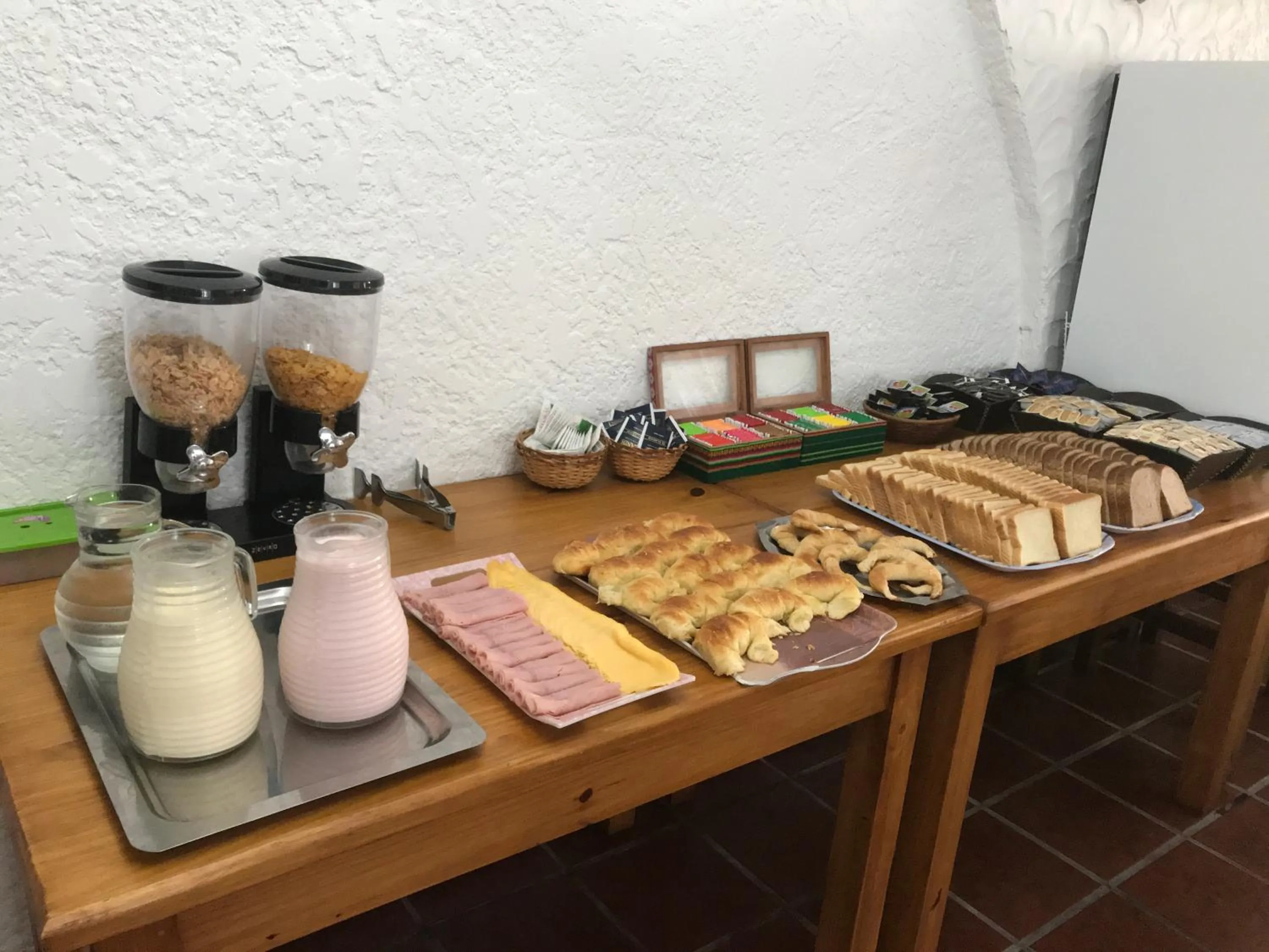 Continental breakfast in Hotel Colonial