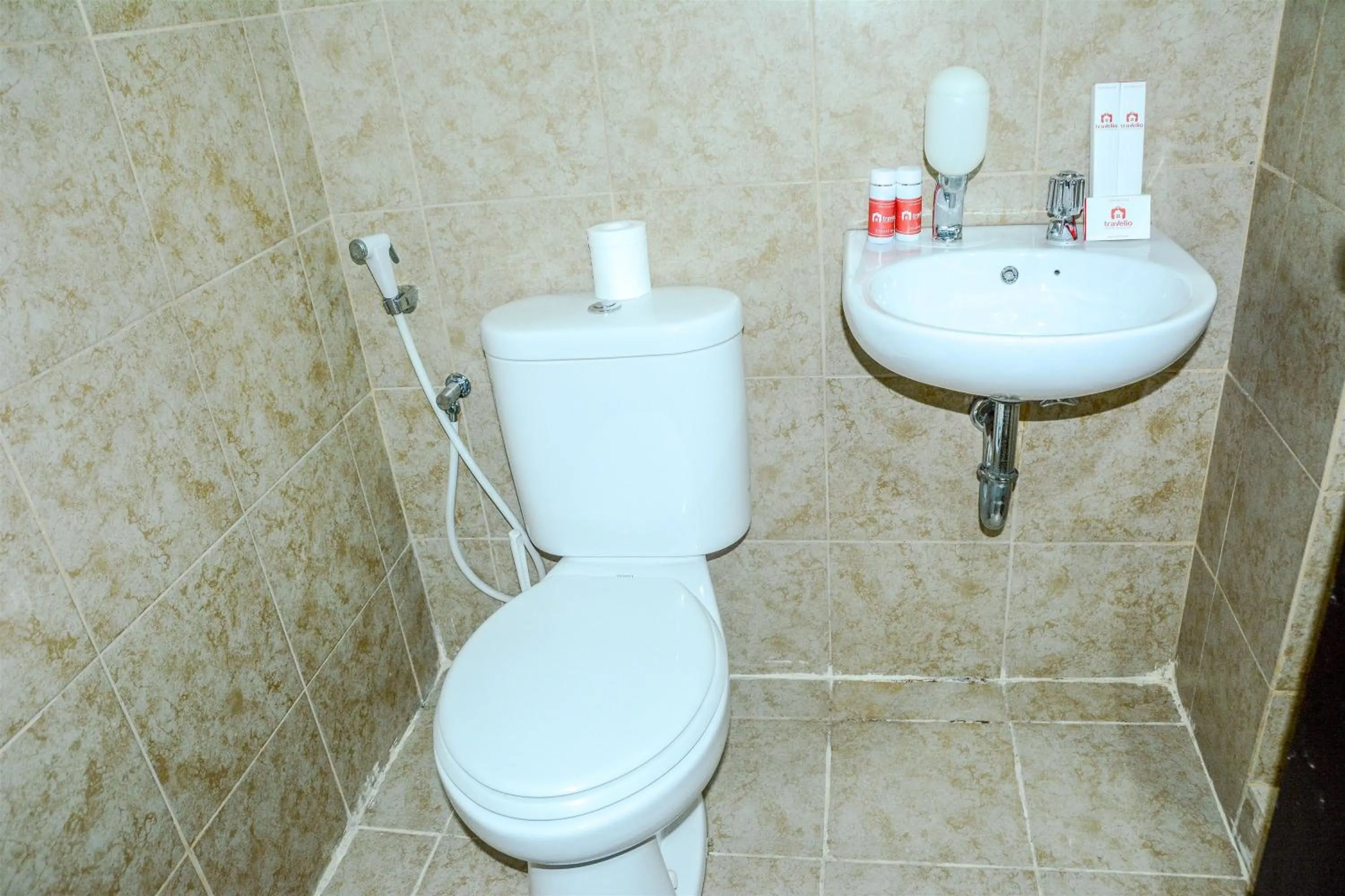 Modern Studio Room at Grand Serpong Apartment By Travelio