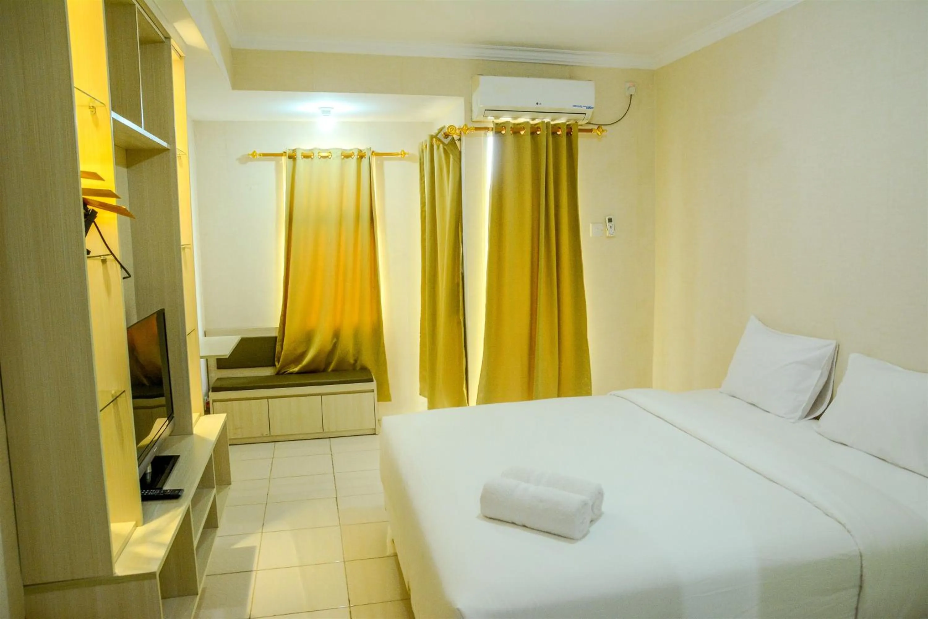Bed in Modern Studio Room at Grand Serpong Apartment By Travelio