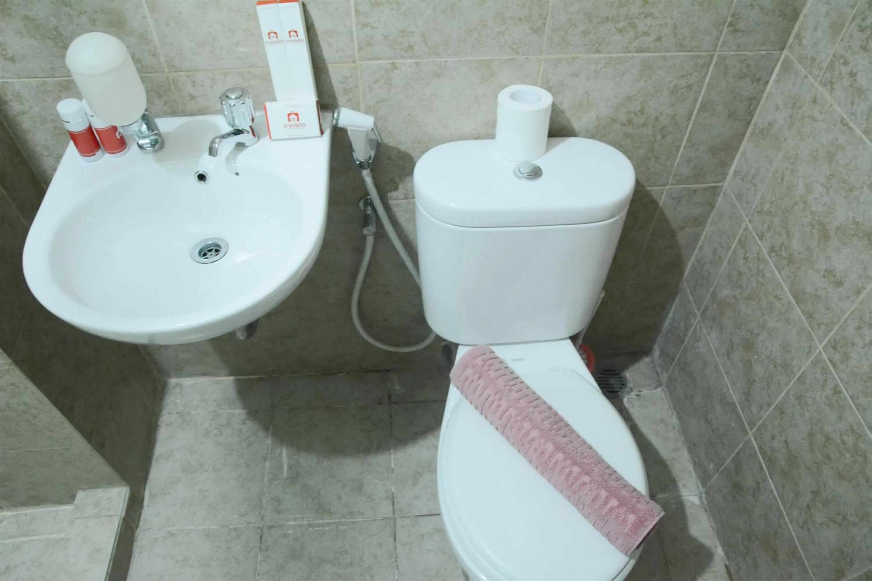 Minimalist Studio Room at Grand Serpong Apartment By Travelio