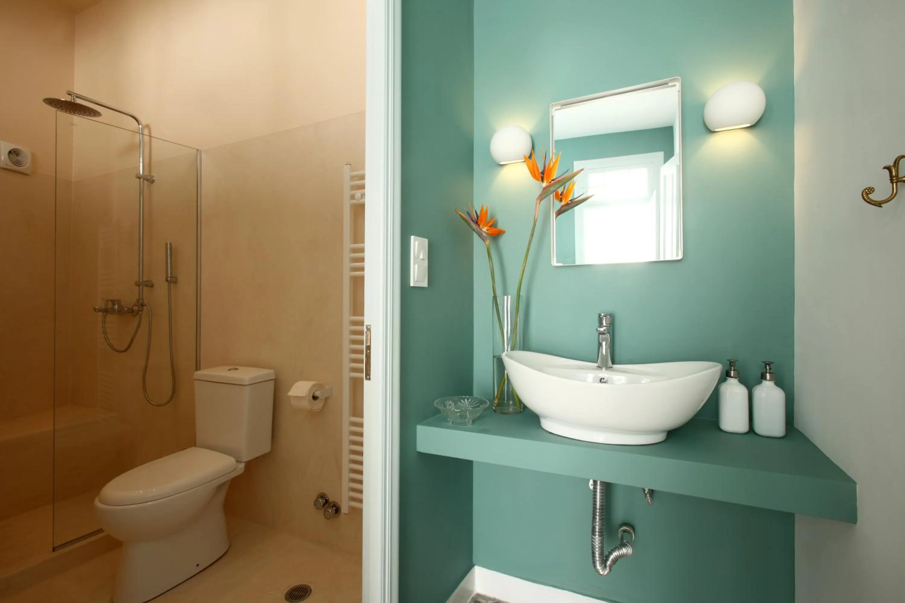 Shower in Live in Athens, THISEIO Historic House