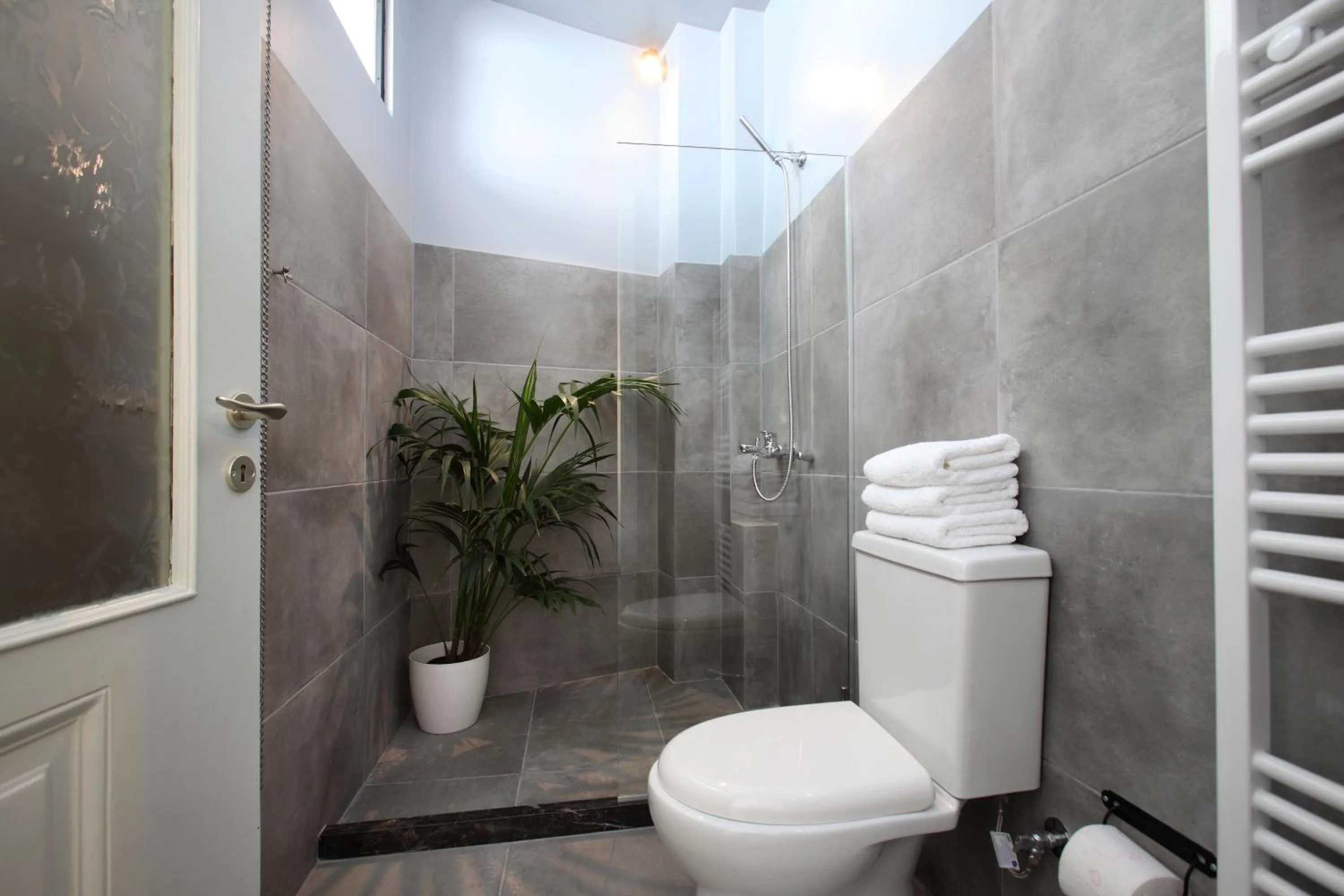 Shower in Live in Athens, THISEIO Historic House