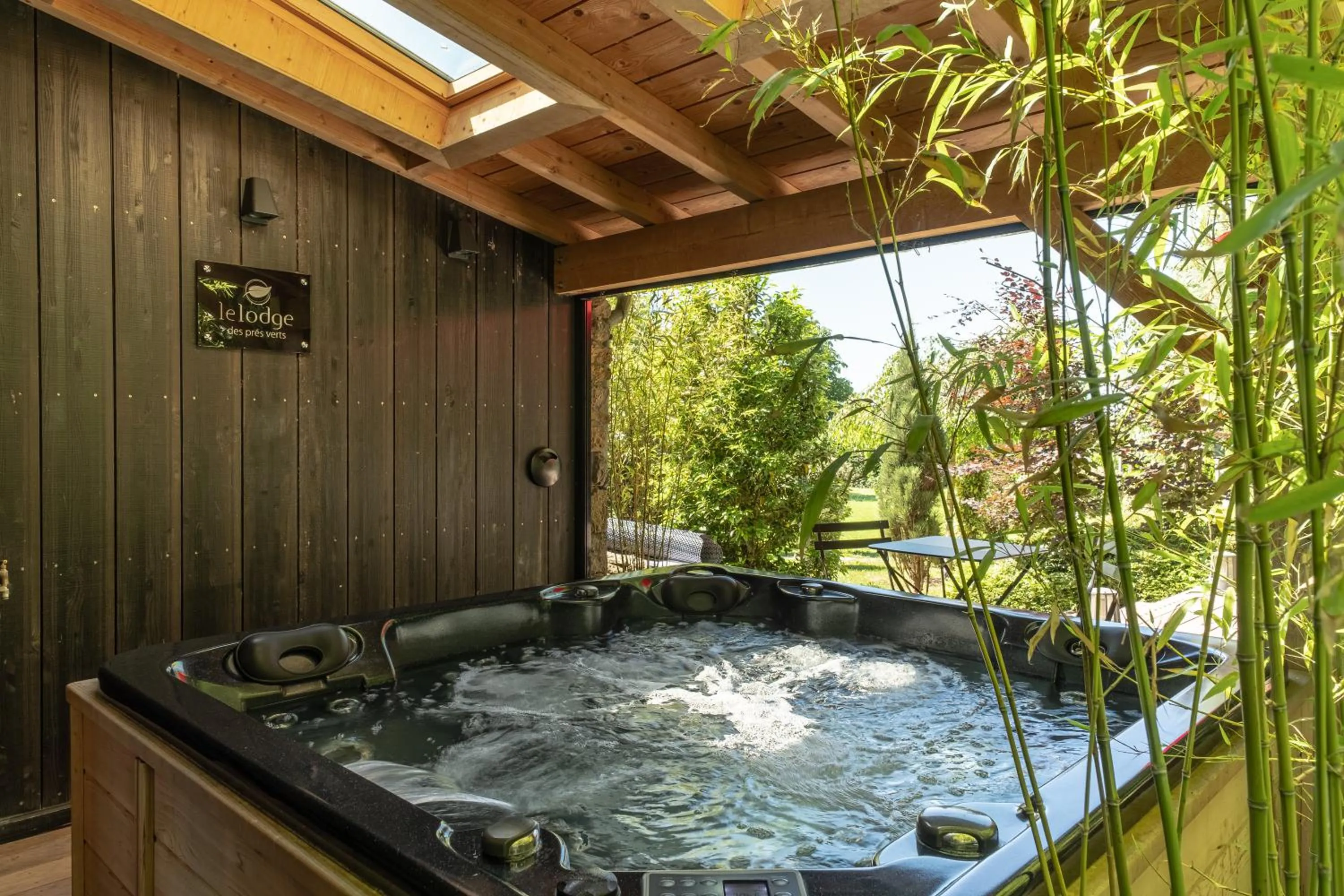 Hot Tub in Le Domaine des Prés Verts Suites & Chambres avec Jacuzzi Privatif