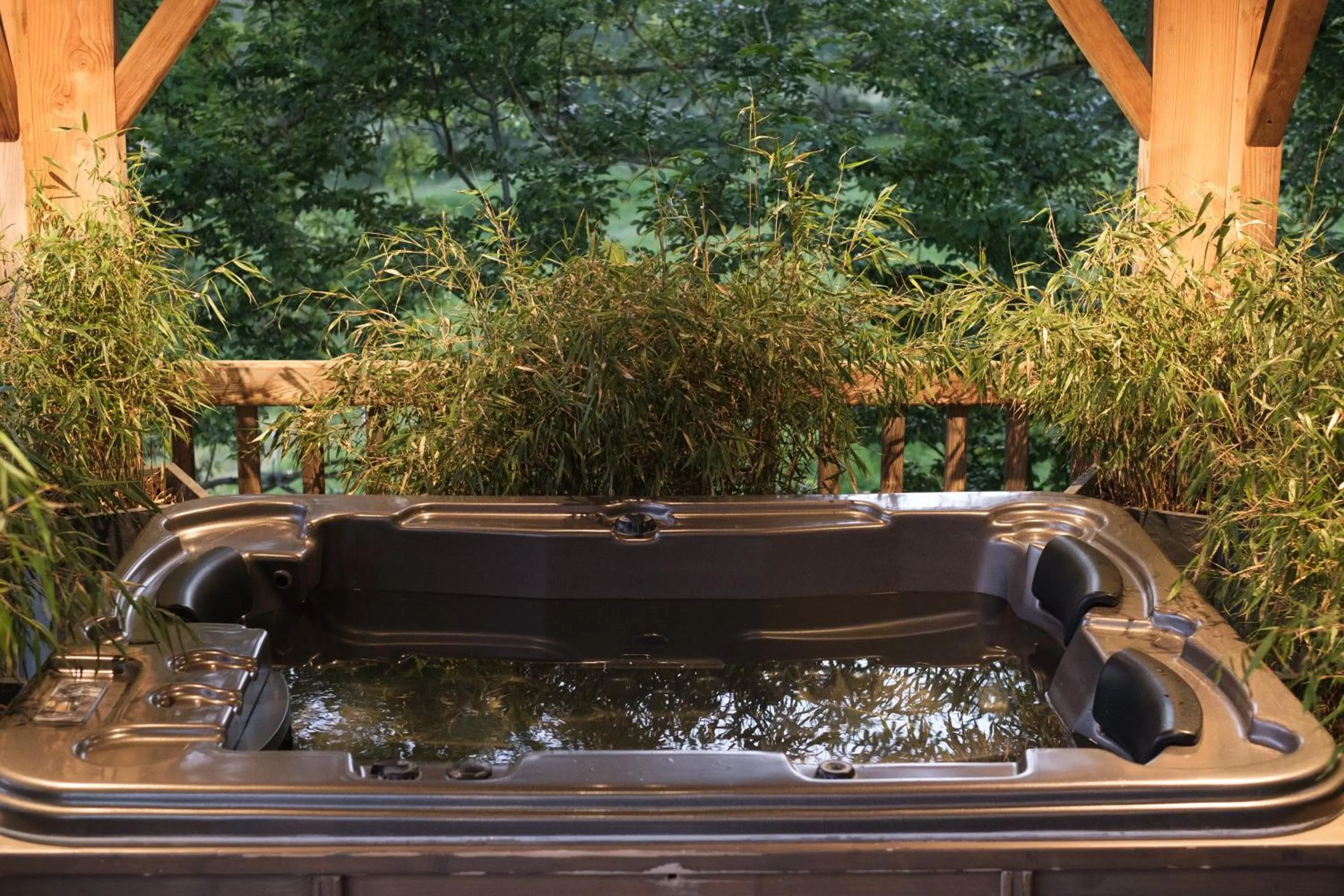 Hot Tub in Le Domaine des Prés Verts Suites & Chambres avec Jacuzzi Privatif