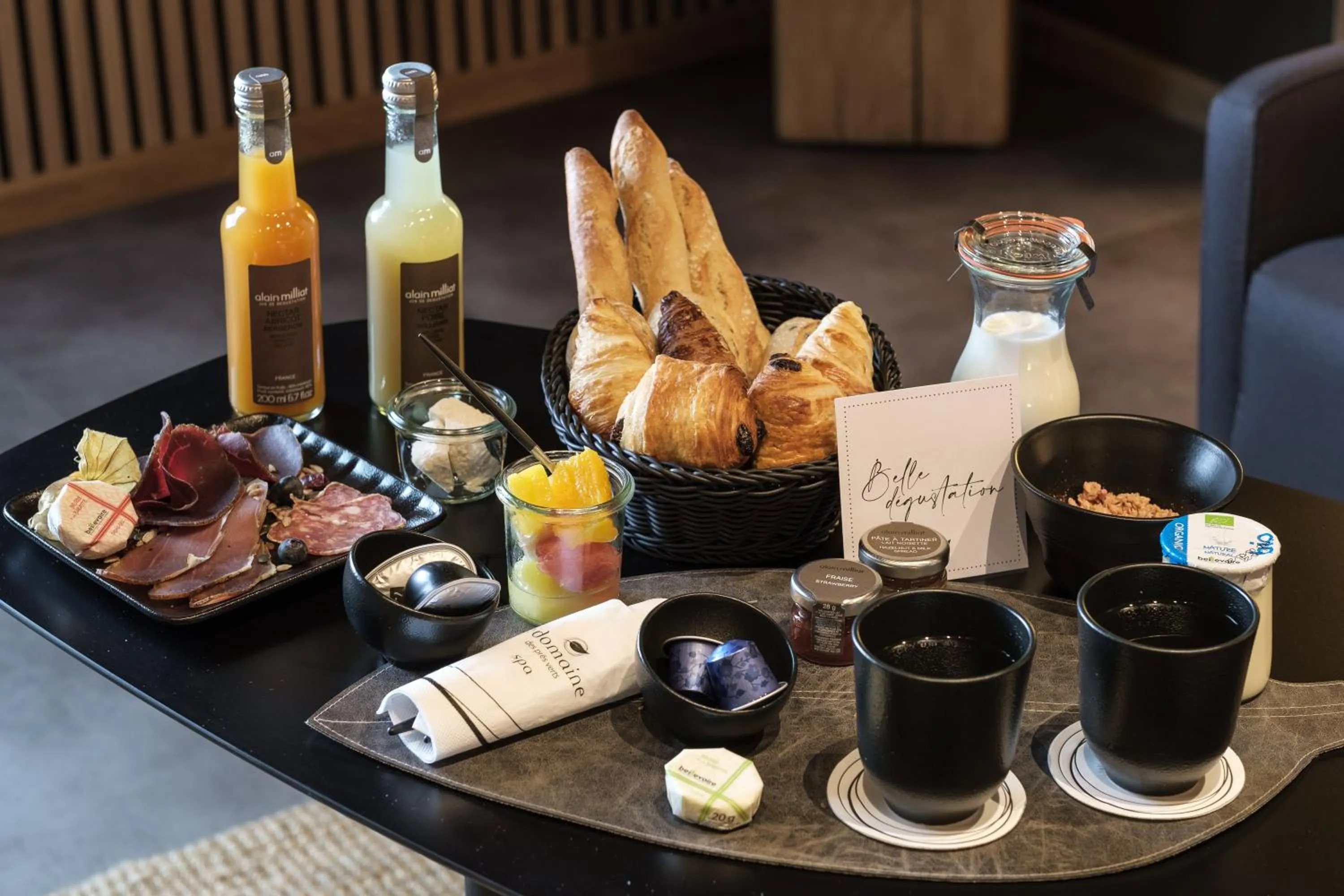 Breakfast in Le Domaine des Prés Verts Suites & Chambres avec Jacuzzi Privatif