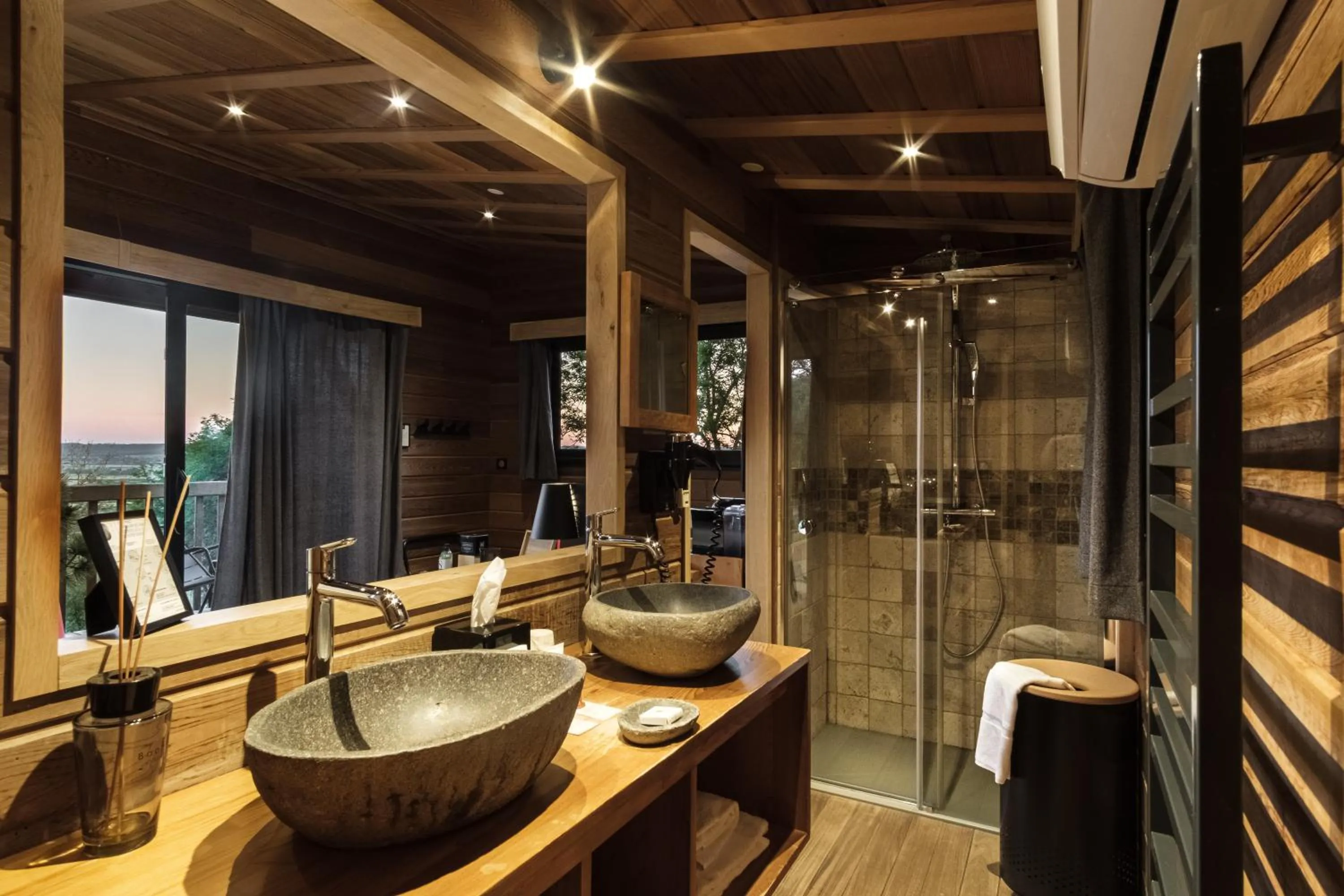 Bathroom in Le Domaine des Prés Verts Suites & Chambres avec Jacuzzi Privatif